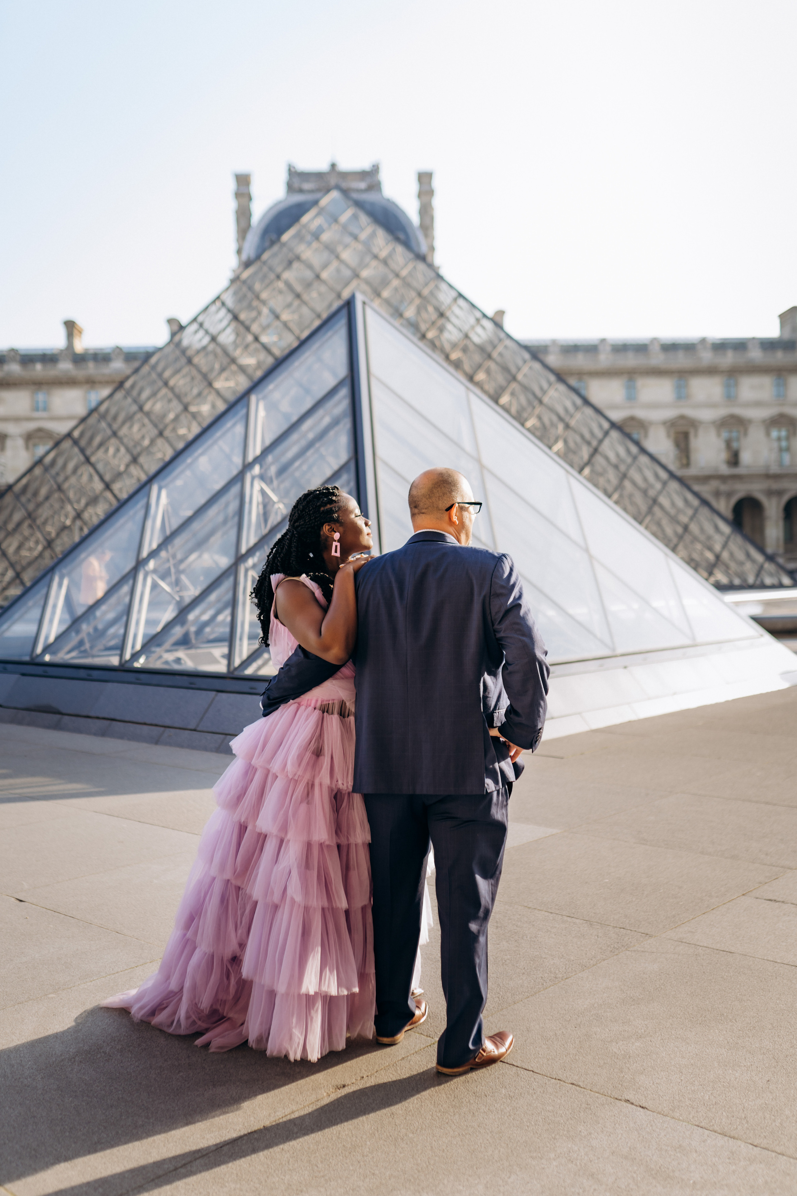 Family photo session in Paris — Louvre — Eiffel Tower. Professional photographer in Paris — Shybitska Iryna