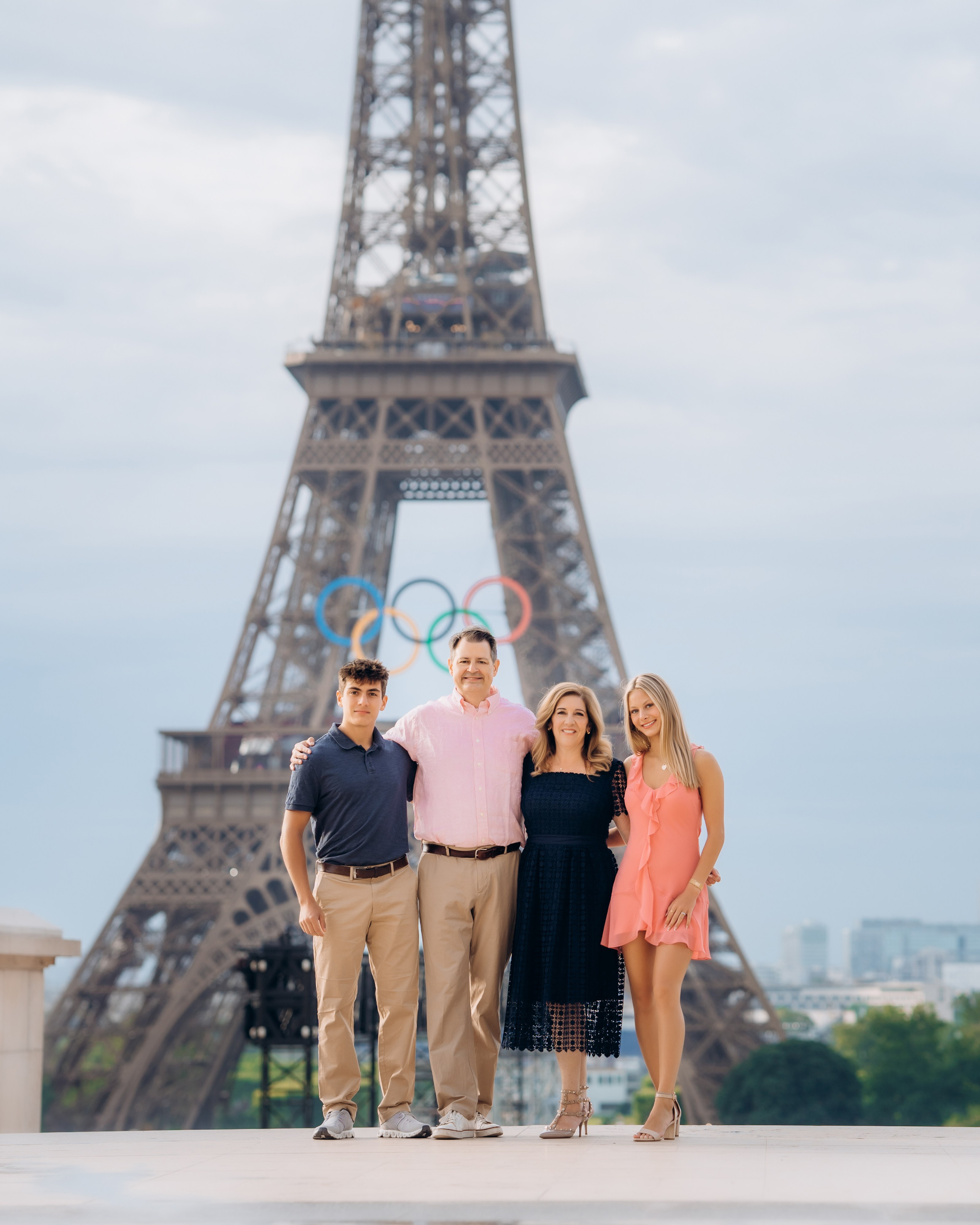 Family photo shoot. Paris. Professional photographer in Paris — Shybitska Iryna
