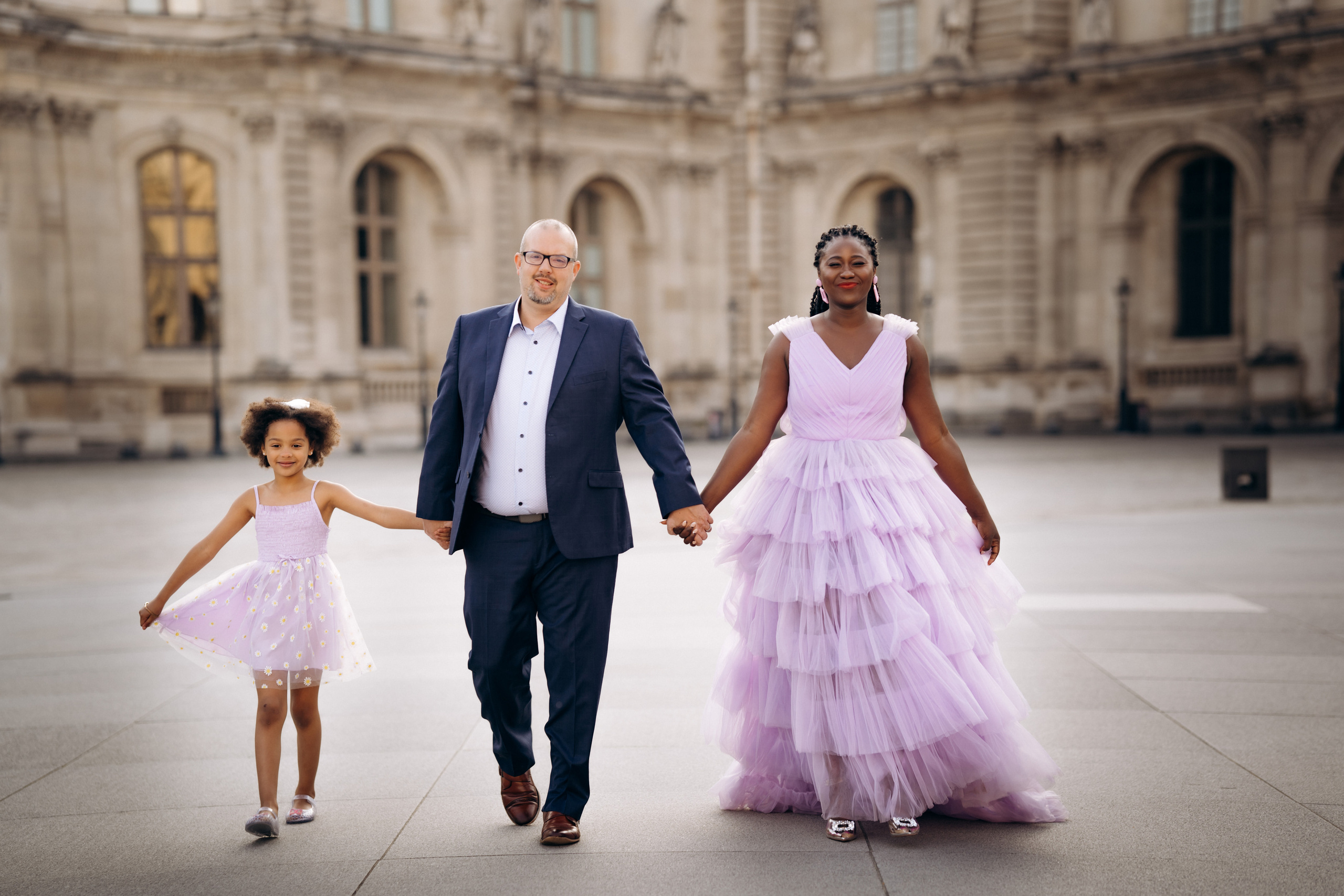 Family photo session in Paris — Louvre — Eiffel Tower. Professional photographer in Paris — Shybitska Iryna