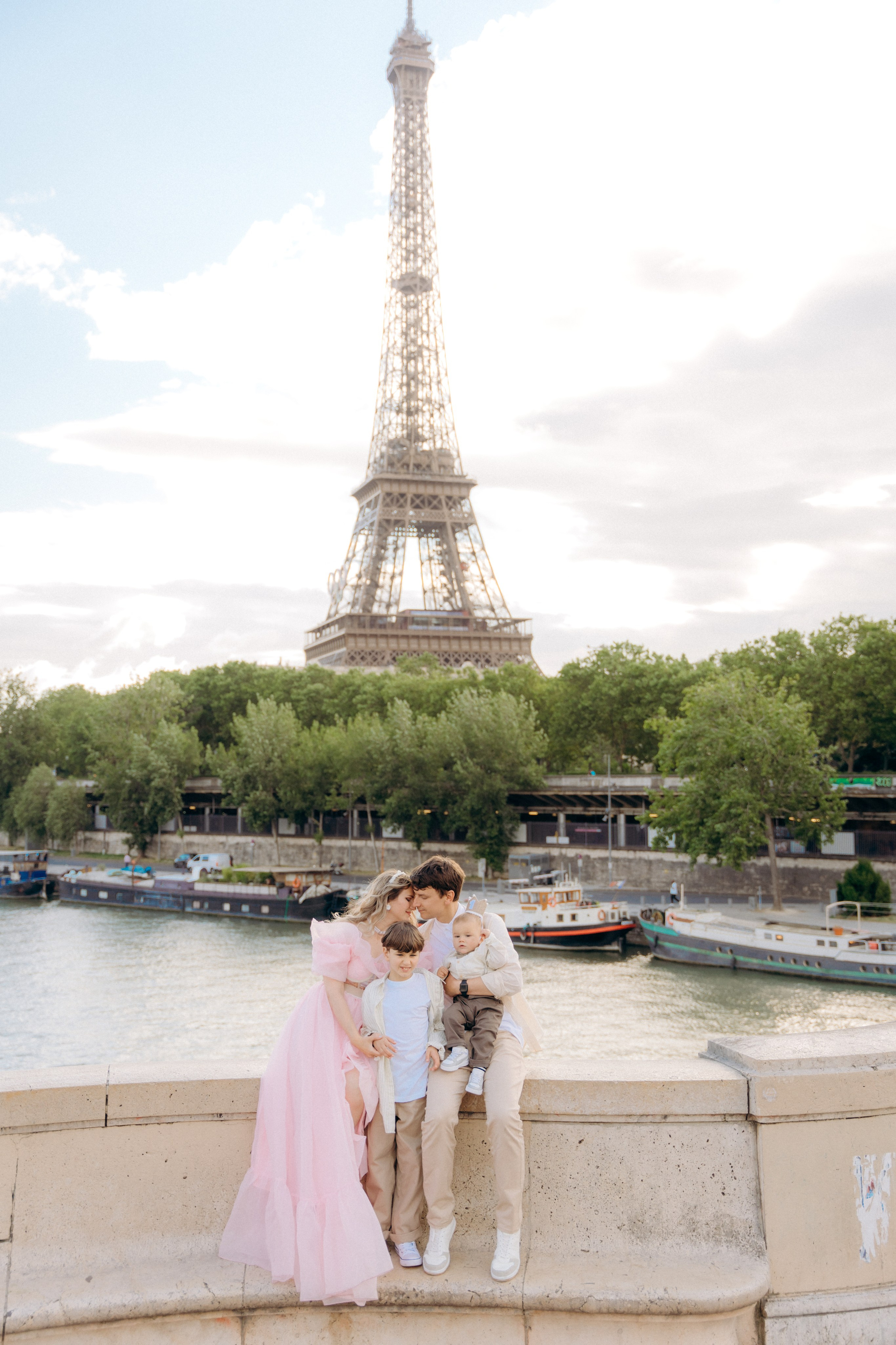 Family photo shoot. Paris. Professional photographer in Paris — Shybitska Iryna