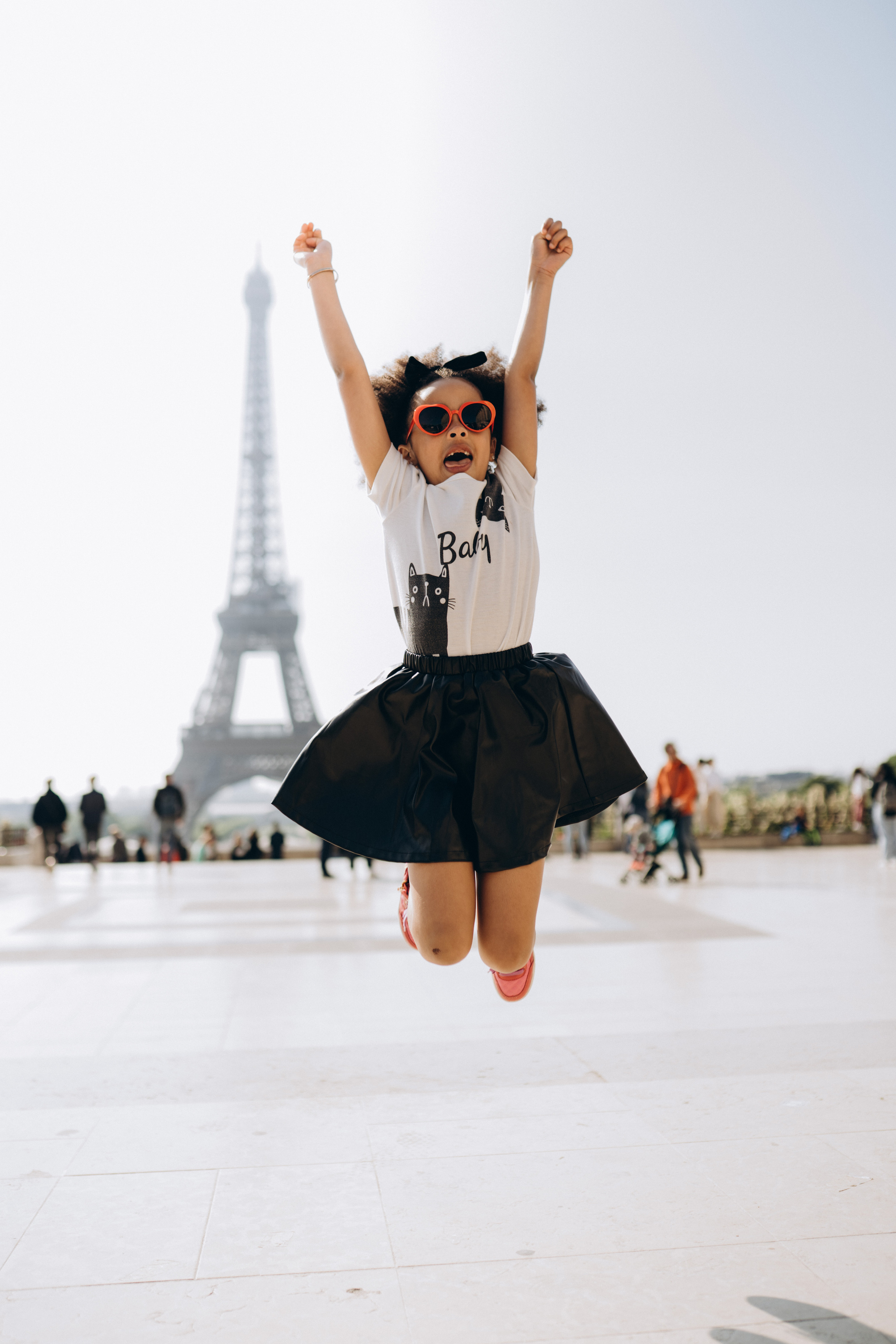 Family photo session in Paris — Louvre — Eiffel Tower. Professional photographer in Paris — Shybitska Iryna