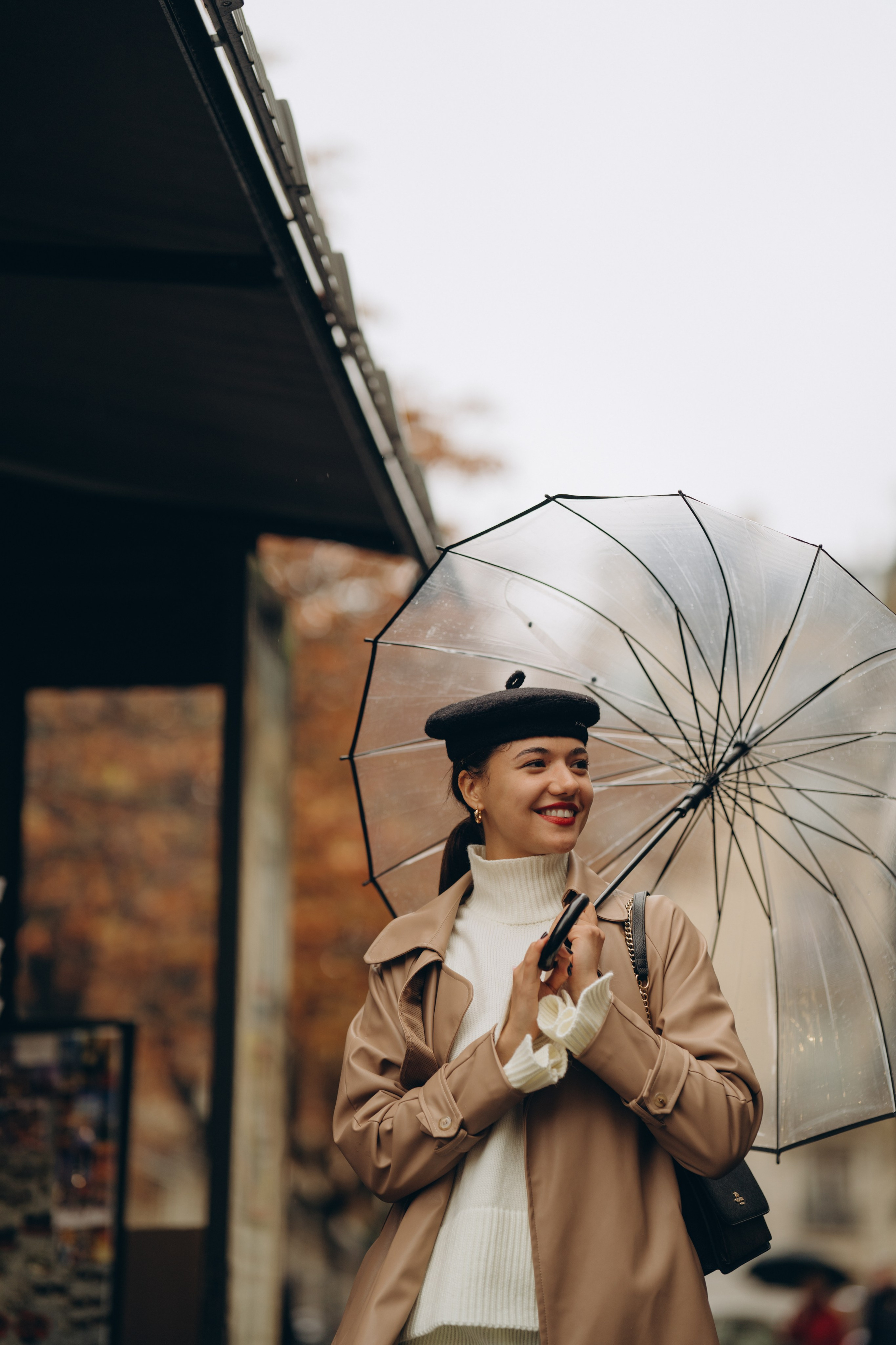 Photo shoot in Paris on a rainy day. Professional photographer in Paris — Shybitska Iryna