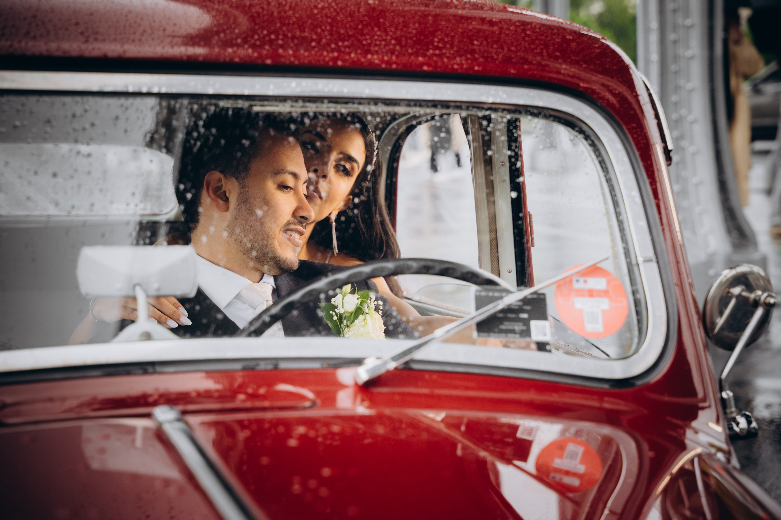 Wedding photo shoot in France_Cabriolet_Paris. Professional photographer in Paris — Shybitska Iryna