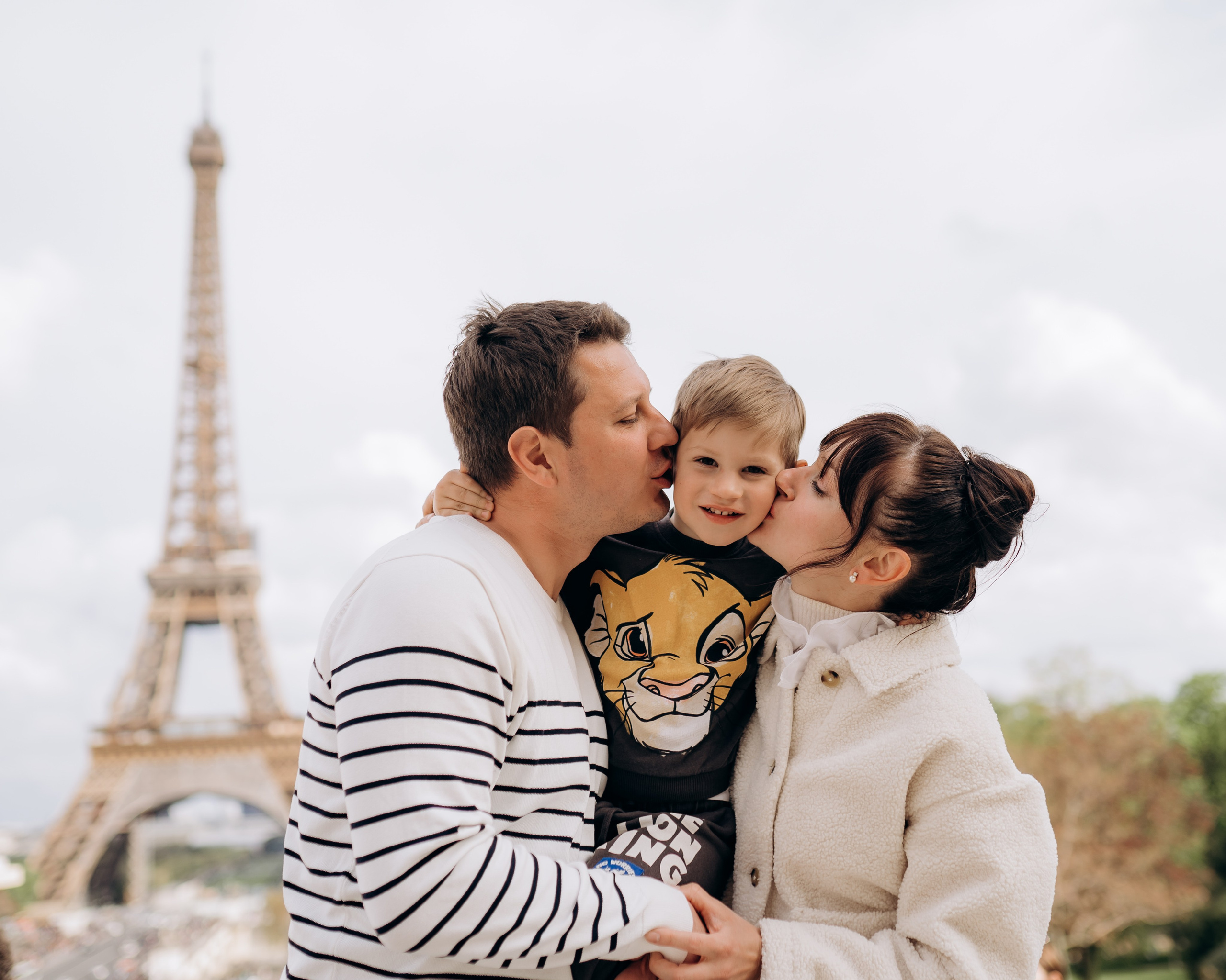 Family photo shoot. Paris. Professional photographer in Paris — Shybitska Iryna