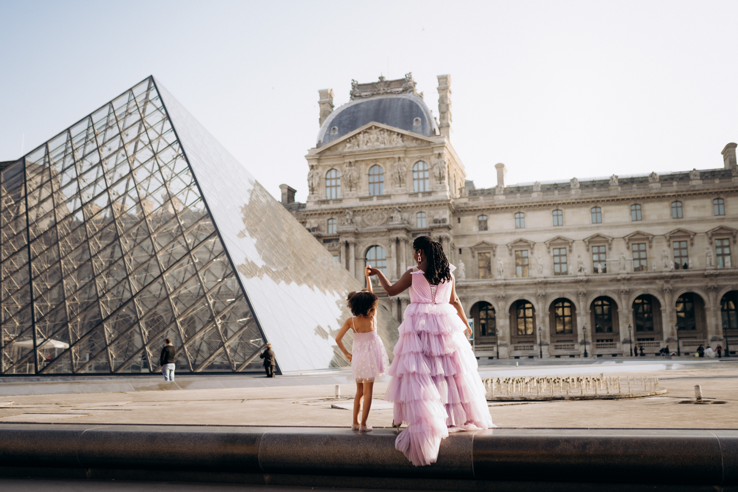 Family photo session in Paris — Louvre — Eiffel Tower. Professional photographer in Paris — Shybitska Iryna