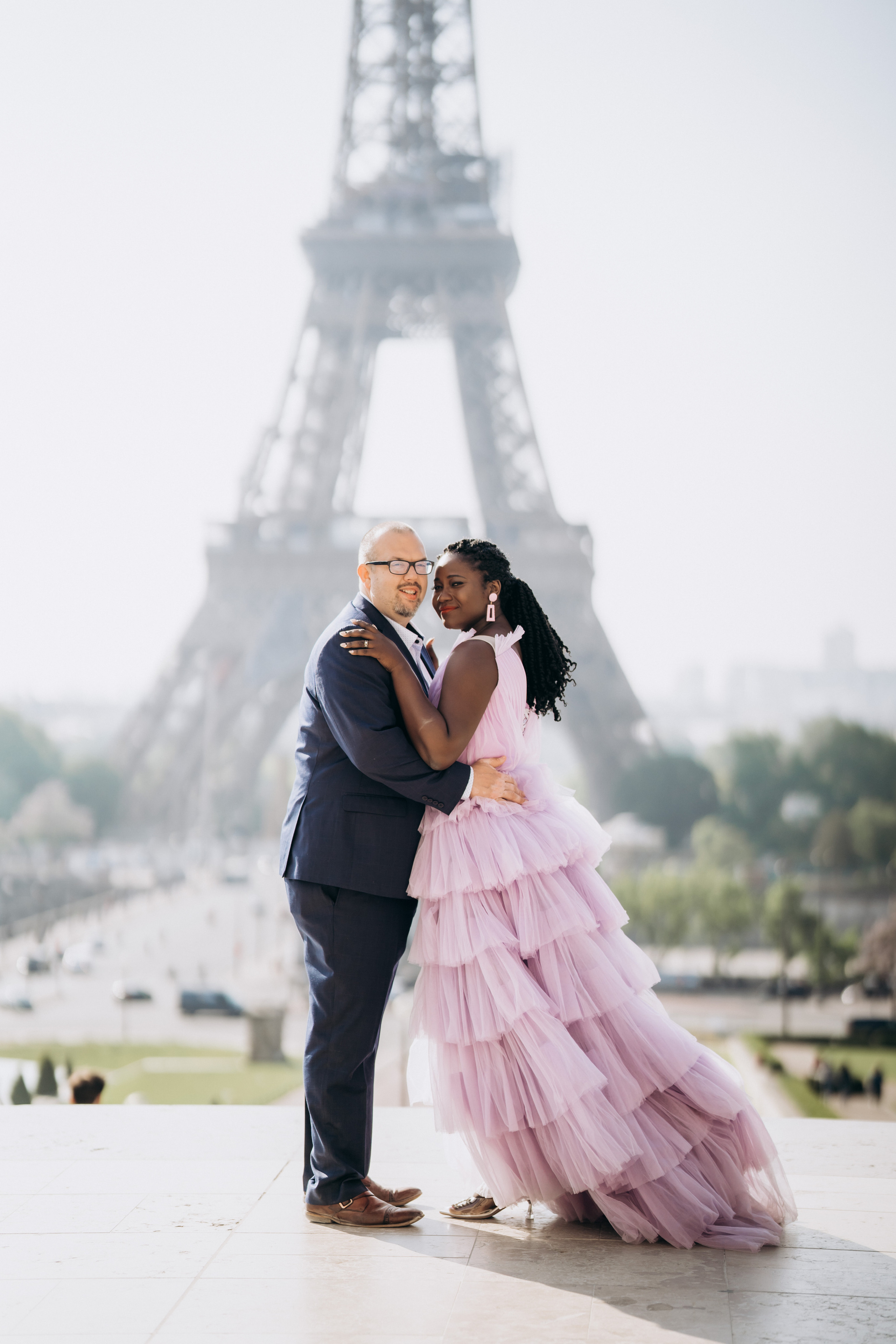 Family photo session in Paris — Louvre — Eiffel Tower. Professional photographer in Paris — Shybitska Iryna
