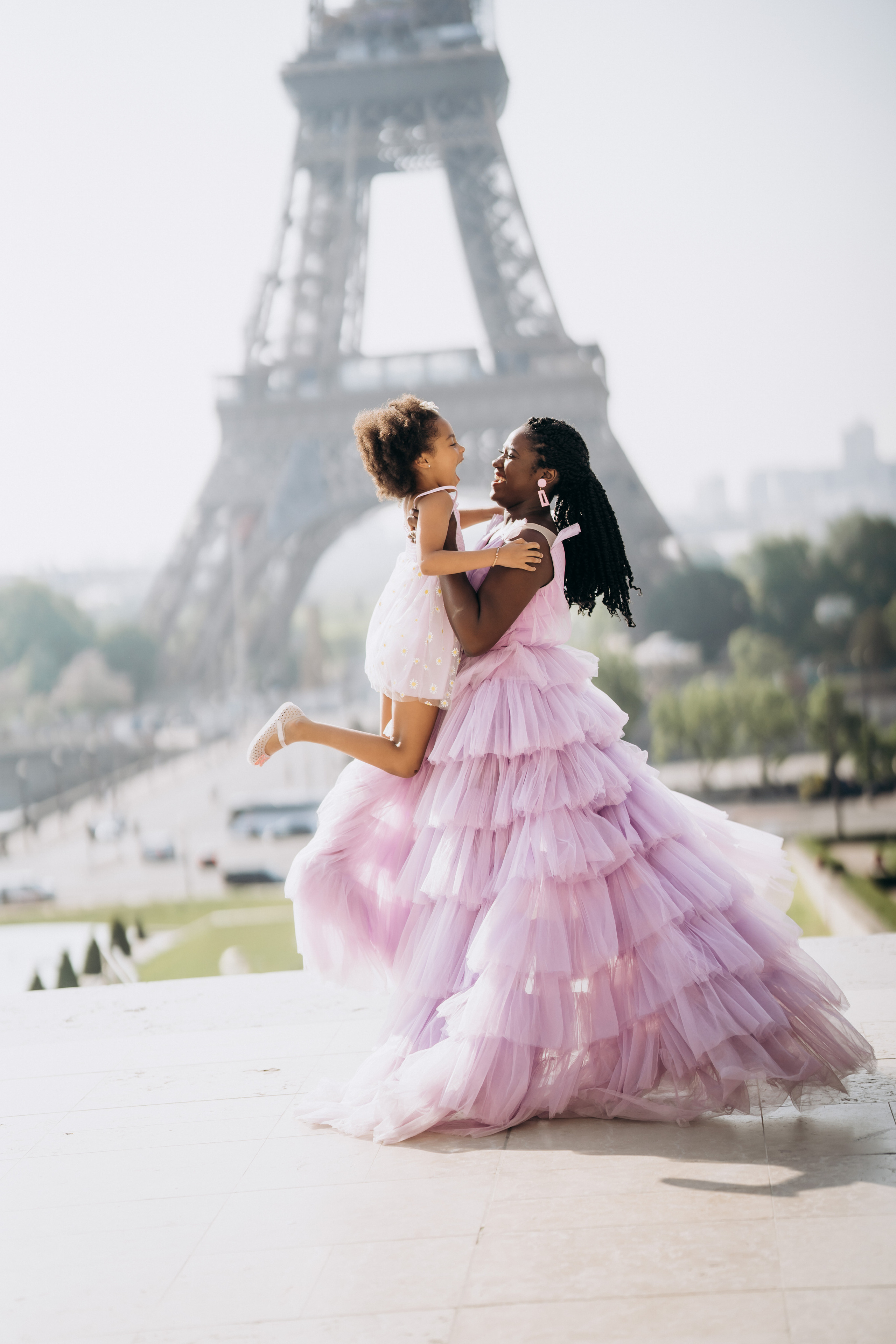 Family photo session in Paris — Louvre — Eiffel Tower. Professional photographer in Paris — Shybitska Iryna