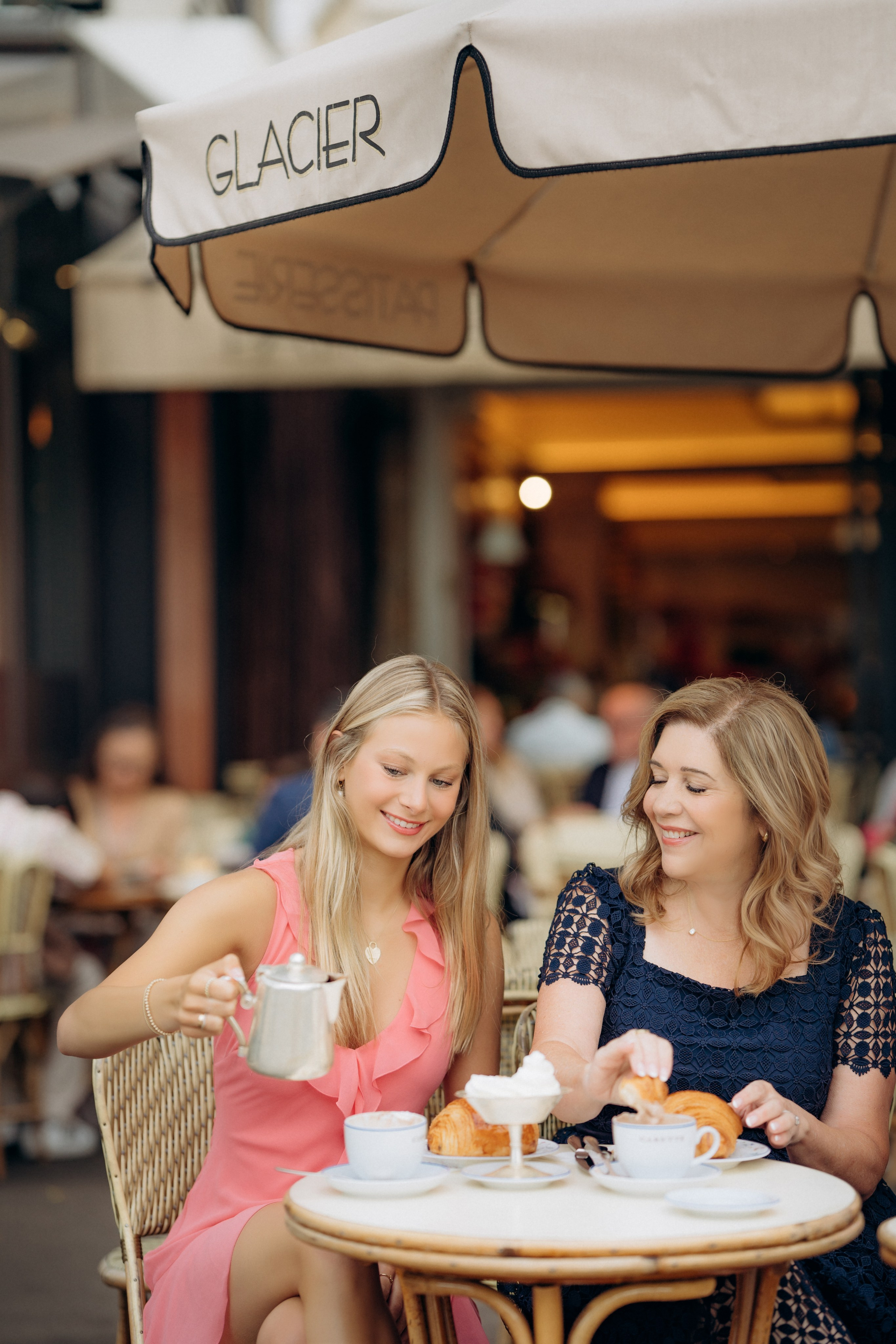 Family photo shoot. Paris. Professional photographer in Paris — Shybitska Iryna