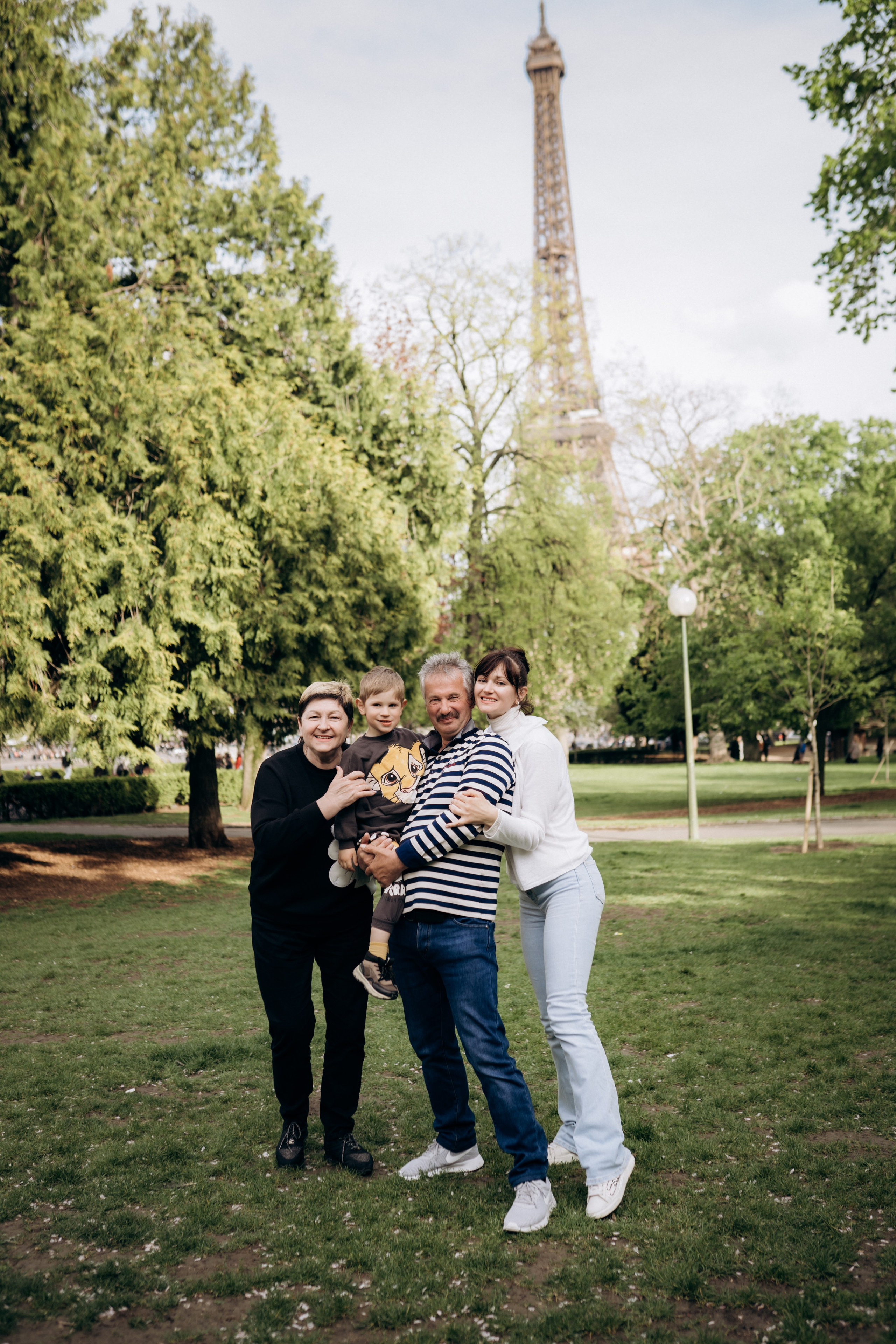 Family photo shoot. Paris. Professional photographer in Paris — Shybitska Iryna