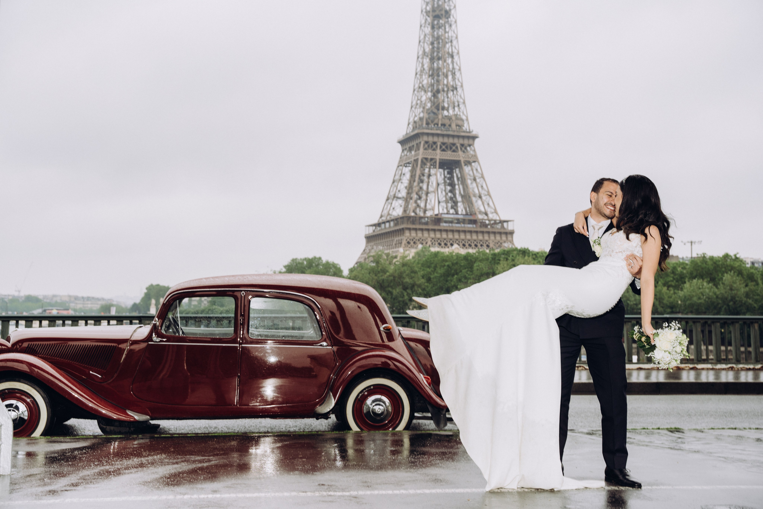 Wedding photo shoot in France_Cabriolet_Paris. Professional photographer in Paris — Shybitska Iryna
