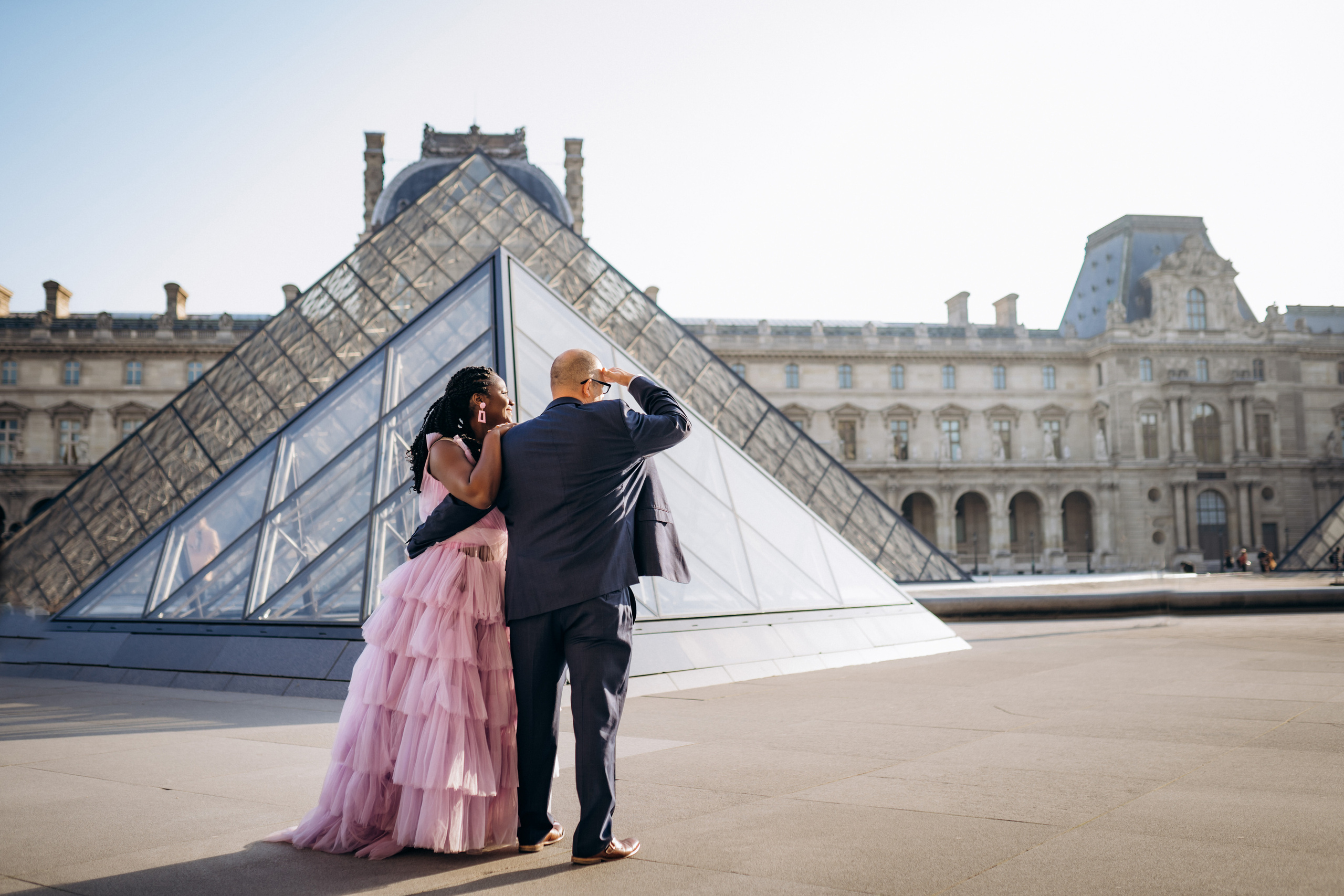 Family photo session in Paris — Louvre — Eiffel Tower. Professional photographer in Paris — Shybitska Iryna
