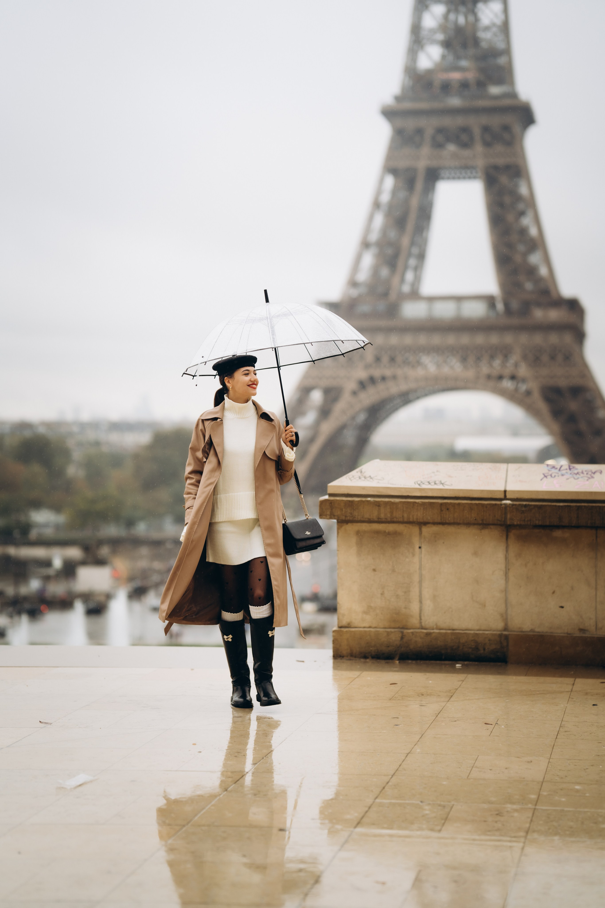 Photo shoot in Paris on a rainy day. Professional photographer in Paris — Shybitska Iryna