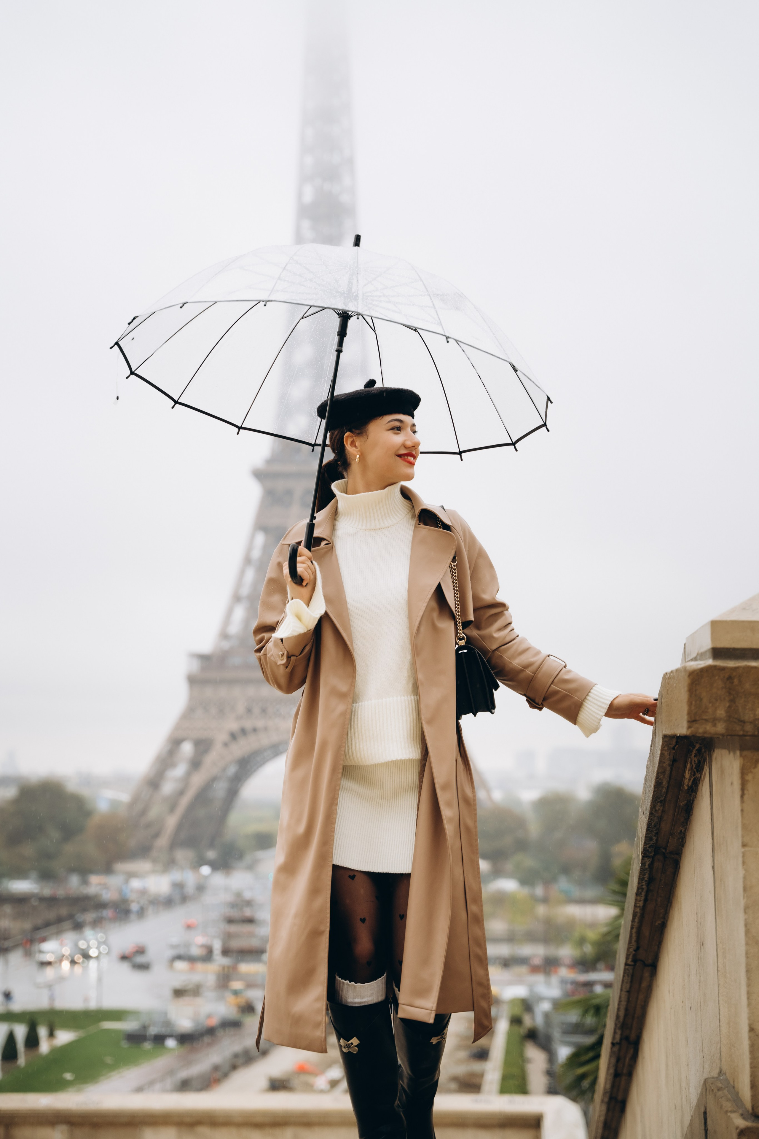 Photo shoot in Paris on a rainy day. Professional photographer in Paris — Shybitska Iryna