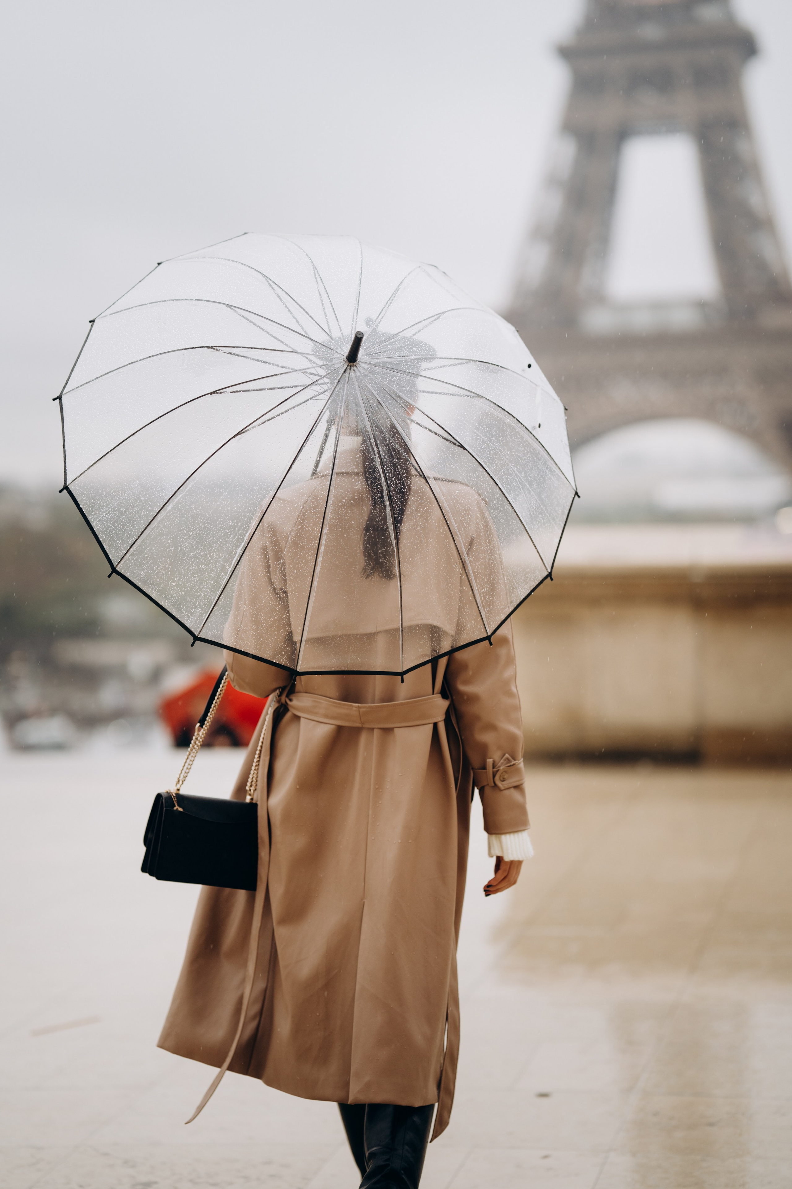 Photo shoot in Paris on a rainy day. Professional photographer in Paris — Shybitska Iryna