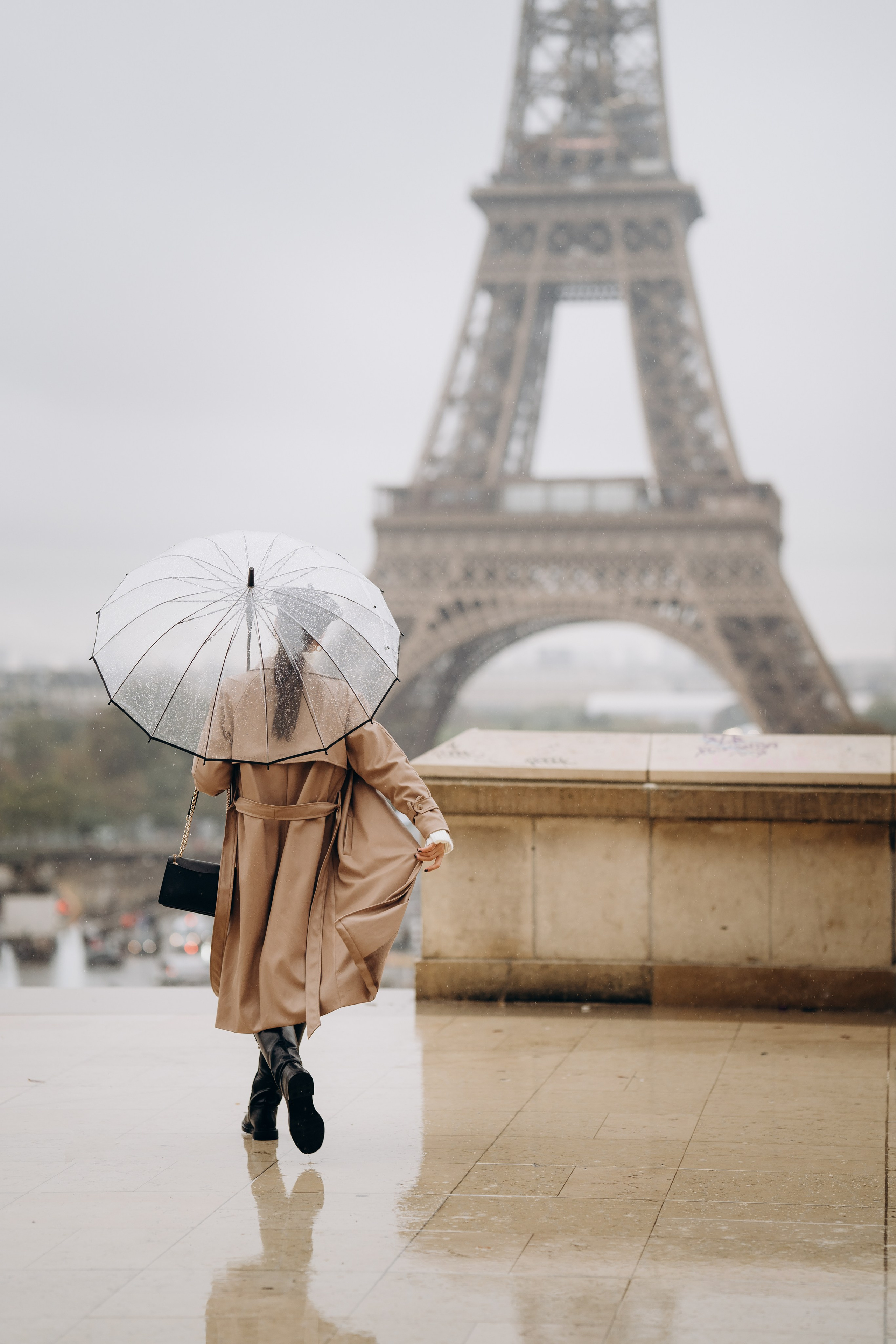 Photo shoot in Paris on a rainy day. Professional photographer in Paris — Shybitska Iryna
