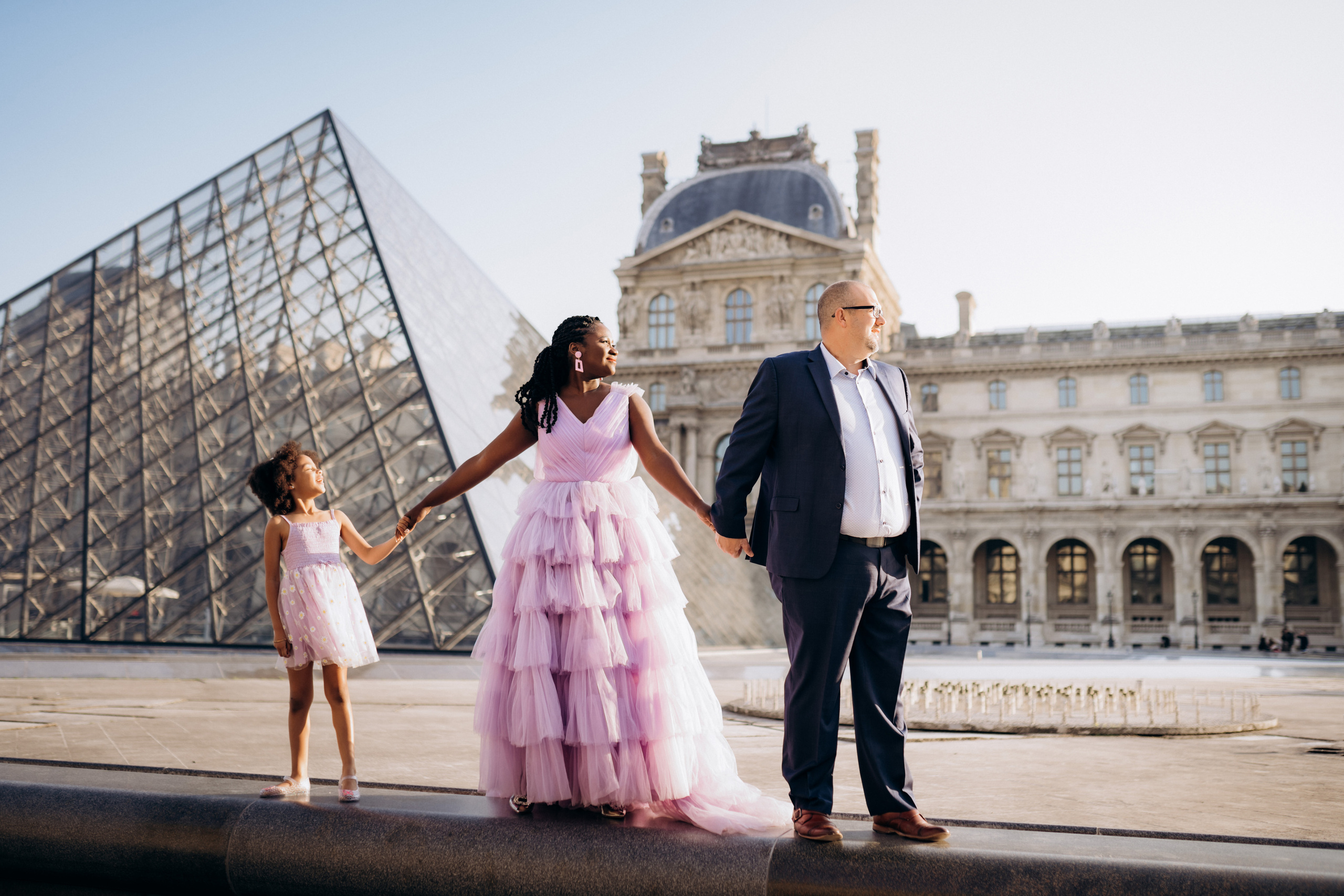 Family photo session in Paris — Louvre — Eiffel Tower. Professional photographer in Paris — Shybitska Iryna