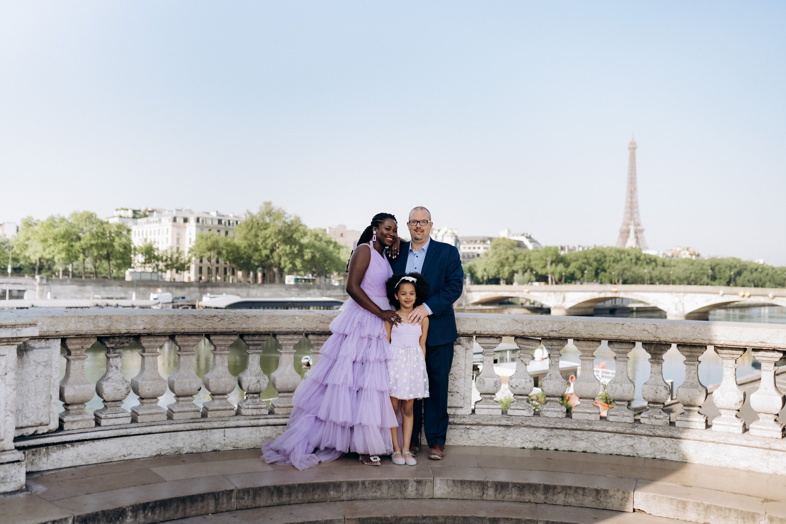 Family photo session in Paris — Louvre — Eiffel Tower. Professional photographer in Paris — Shybitska Iryna