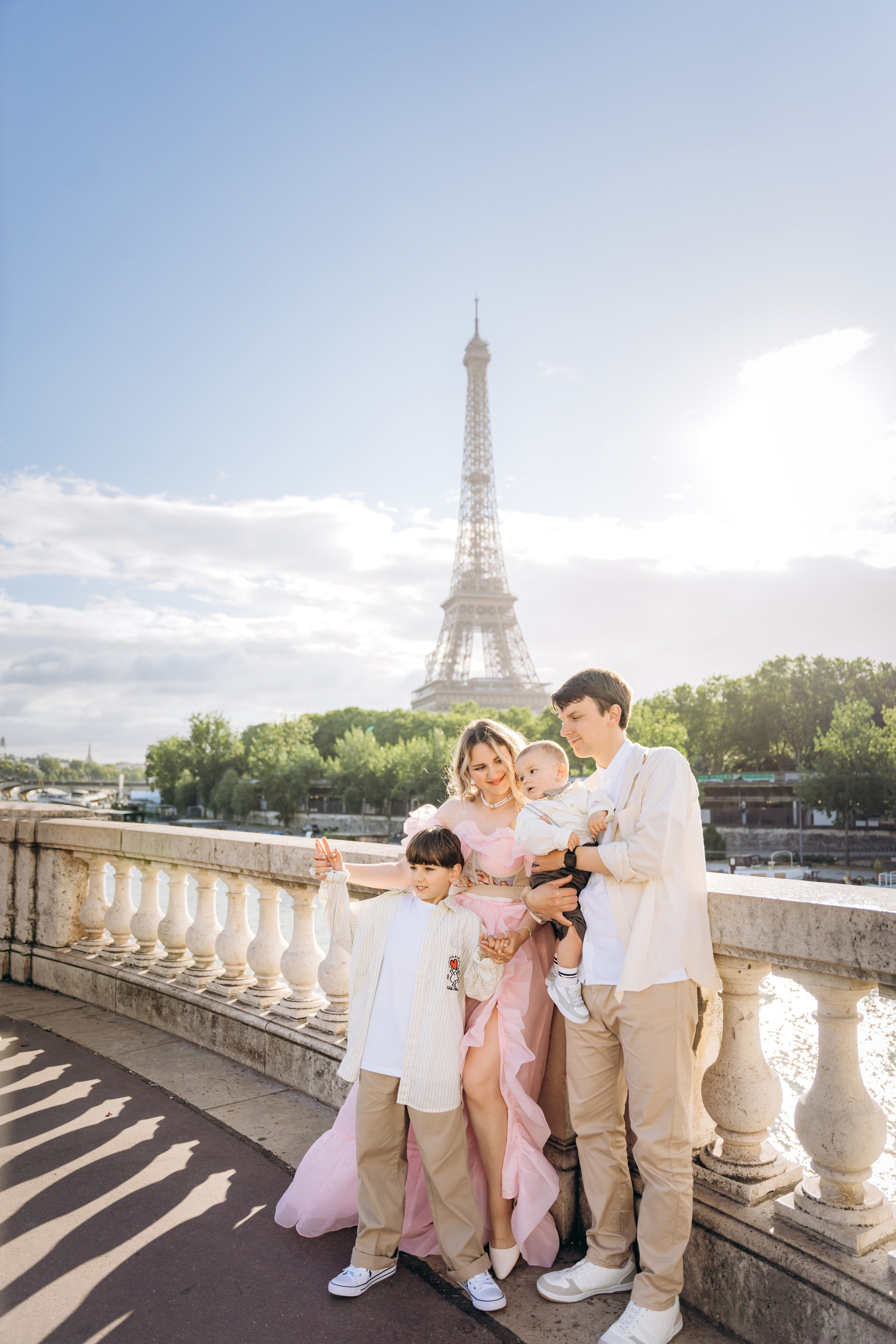 Family photo shoot. Paris. Professional photographer in Paris — Shybitska Iryna