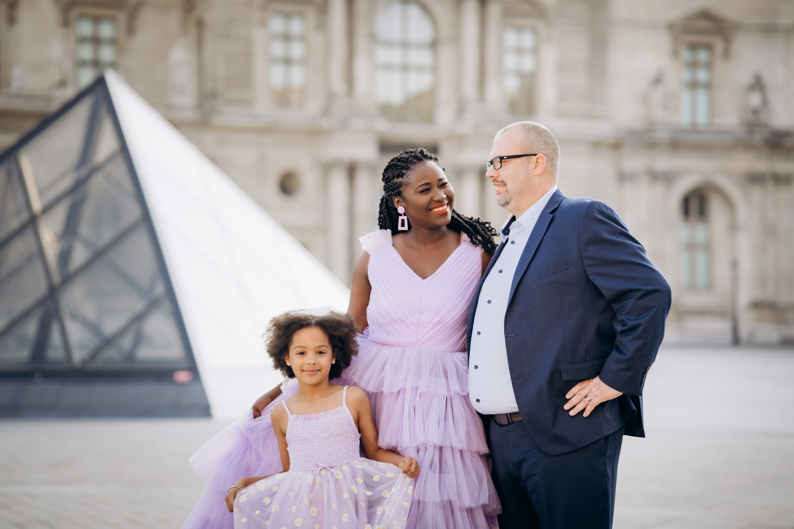 Family photo session in Paris — Louvre — Eiffel Tower. Professional photographer in Paris — Shybitska Iryna