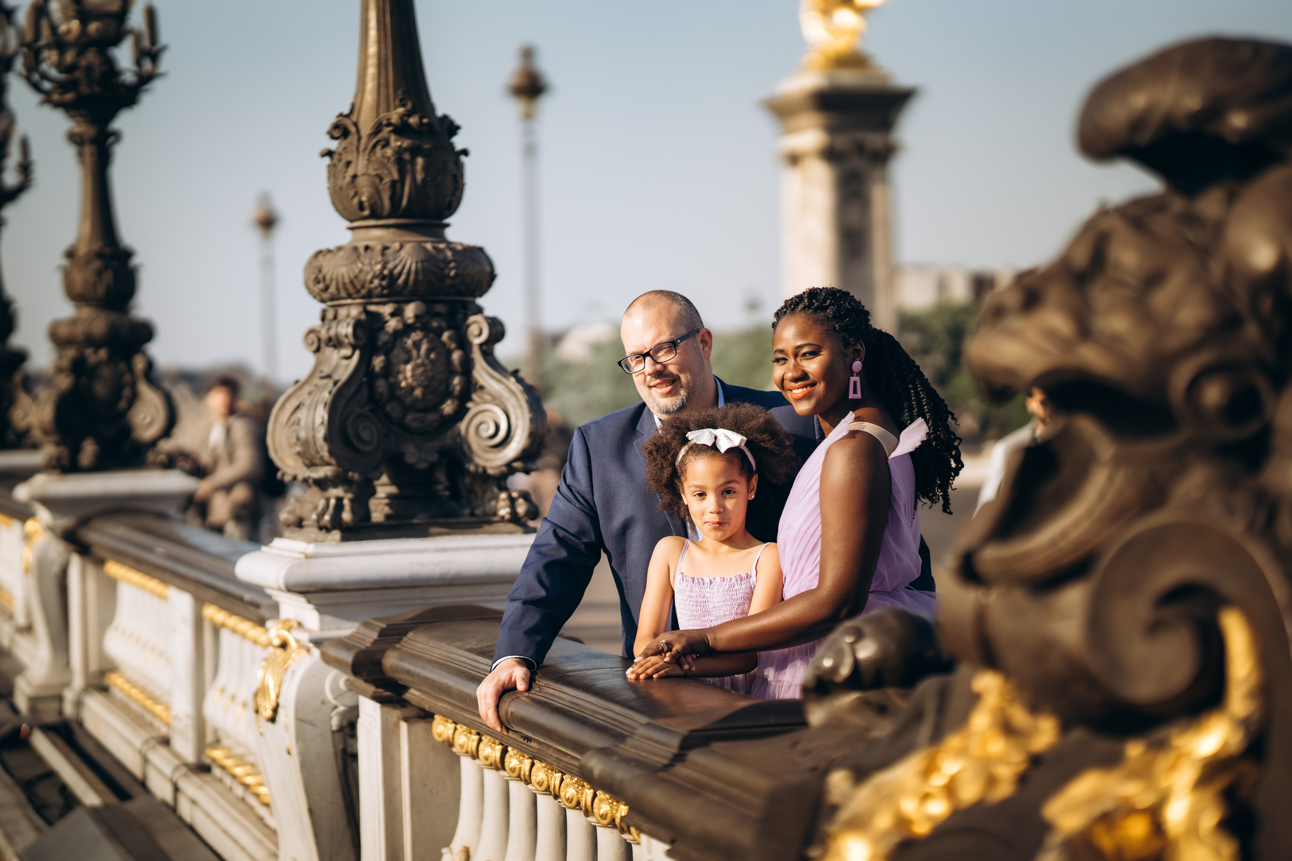 Family photo session in Paris — Louvre — Eiffel Tower. Professional photographer in Paris — Shybitska Iryna