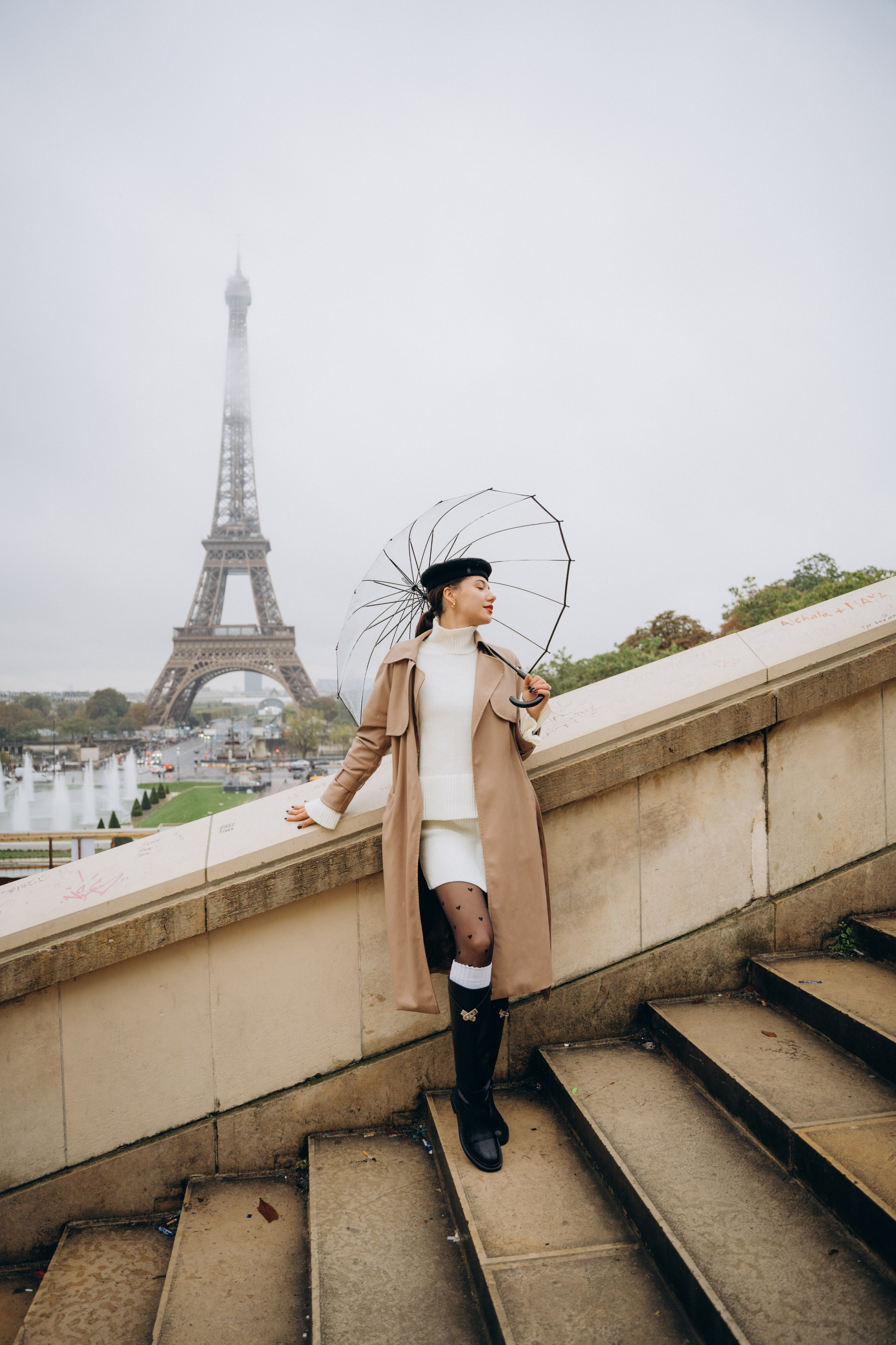 Photo shoot in Paris on a rainy day. Professional photographer in Paris — Shybitska Iryna