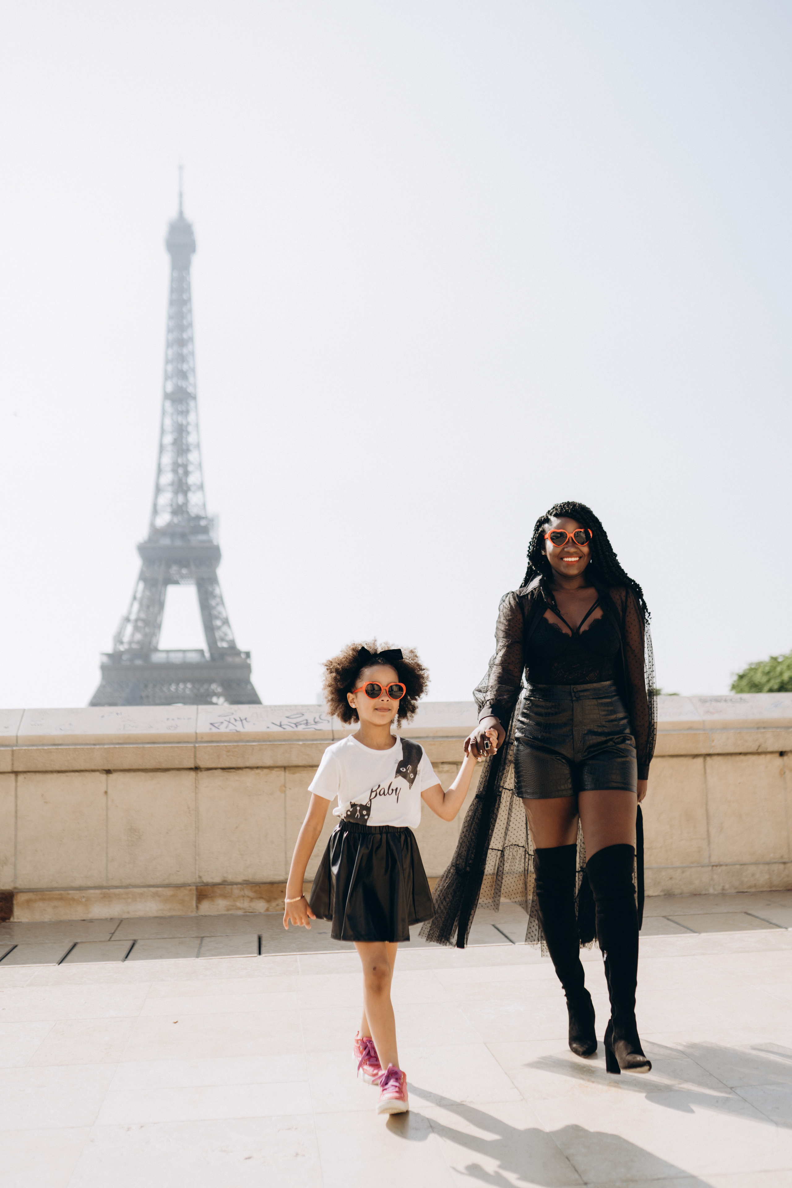 Family photo session in Paris — Louvre — Eiffel Tower. Professional photographer in Paris — Shybitska Iryna