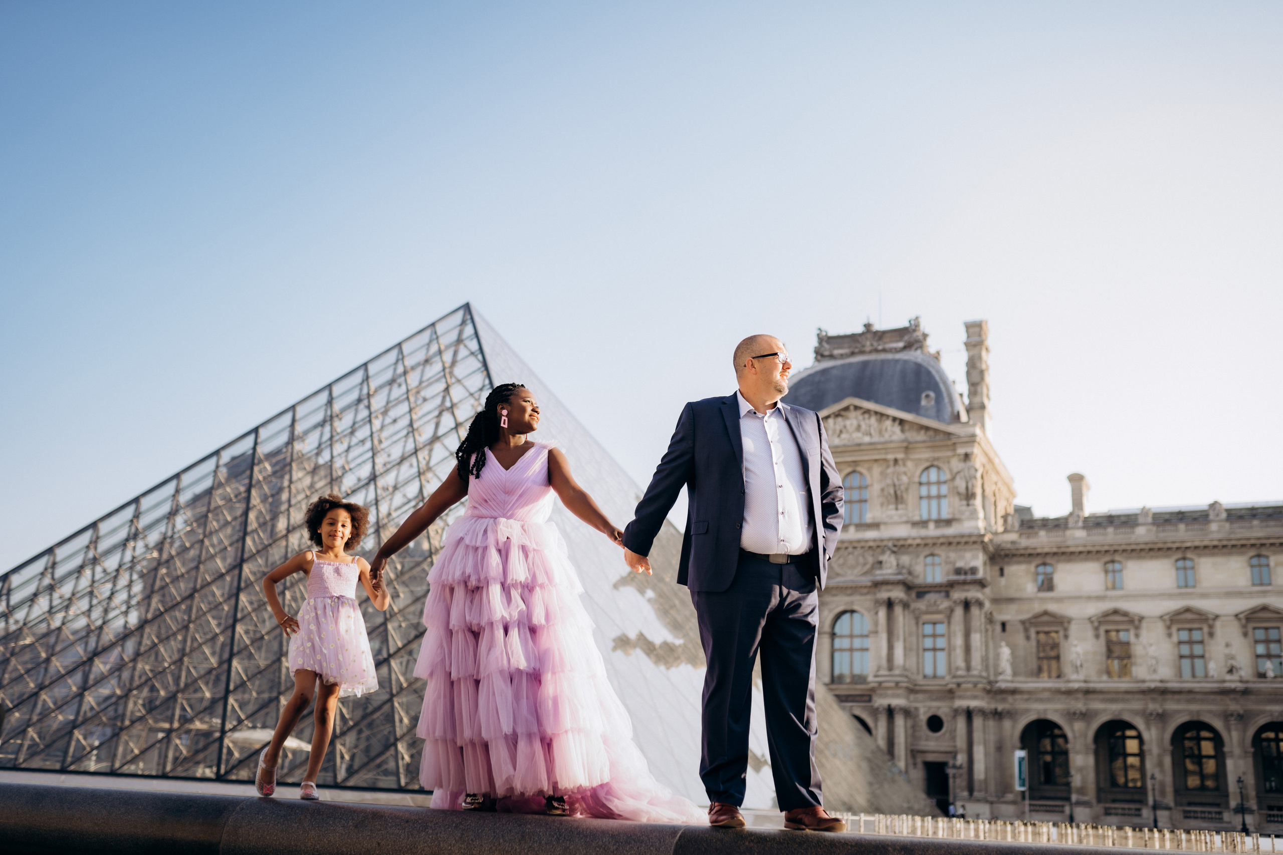 Family photo session in Paris — Louvre — Eiffel Tower. Professional photographer in Paris — Shybitska Iryna