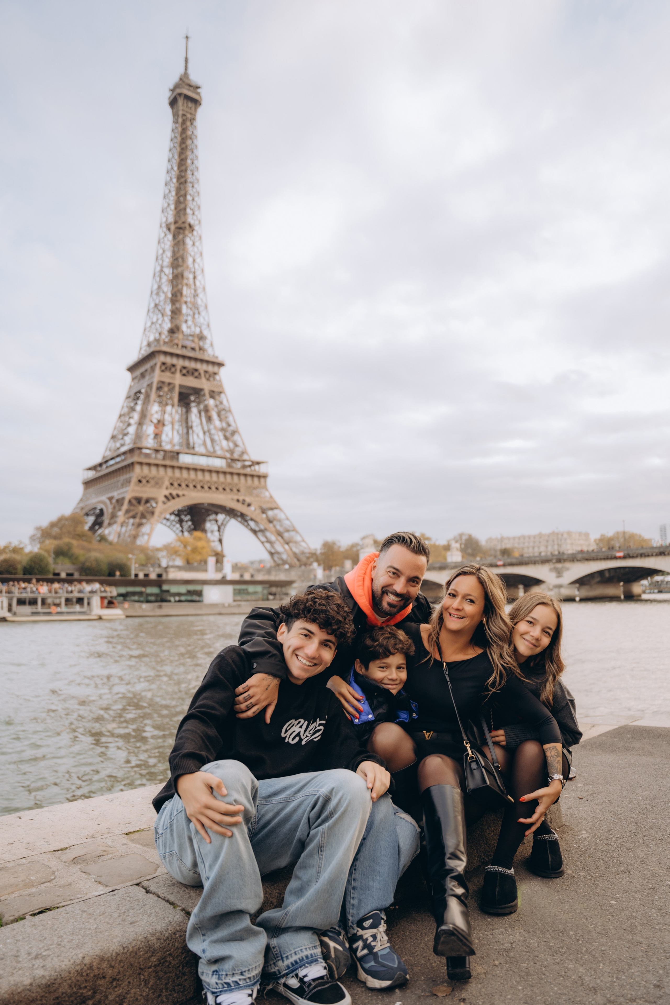 Family photo shoot. Paris. Professional photographer in Paris — Shybitska Iryna