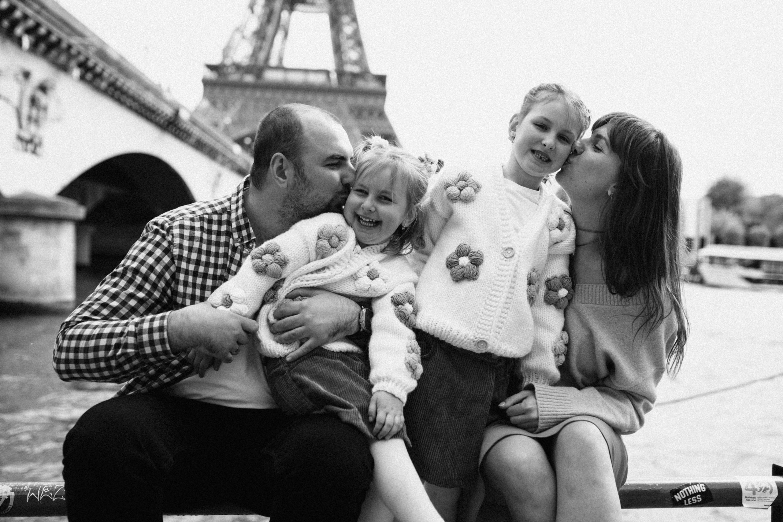 Family photo shoot. Paris. Professional photographer in Paris — Shybitska Iryna