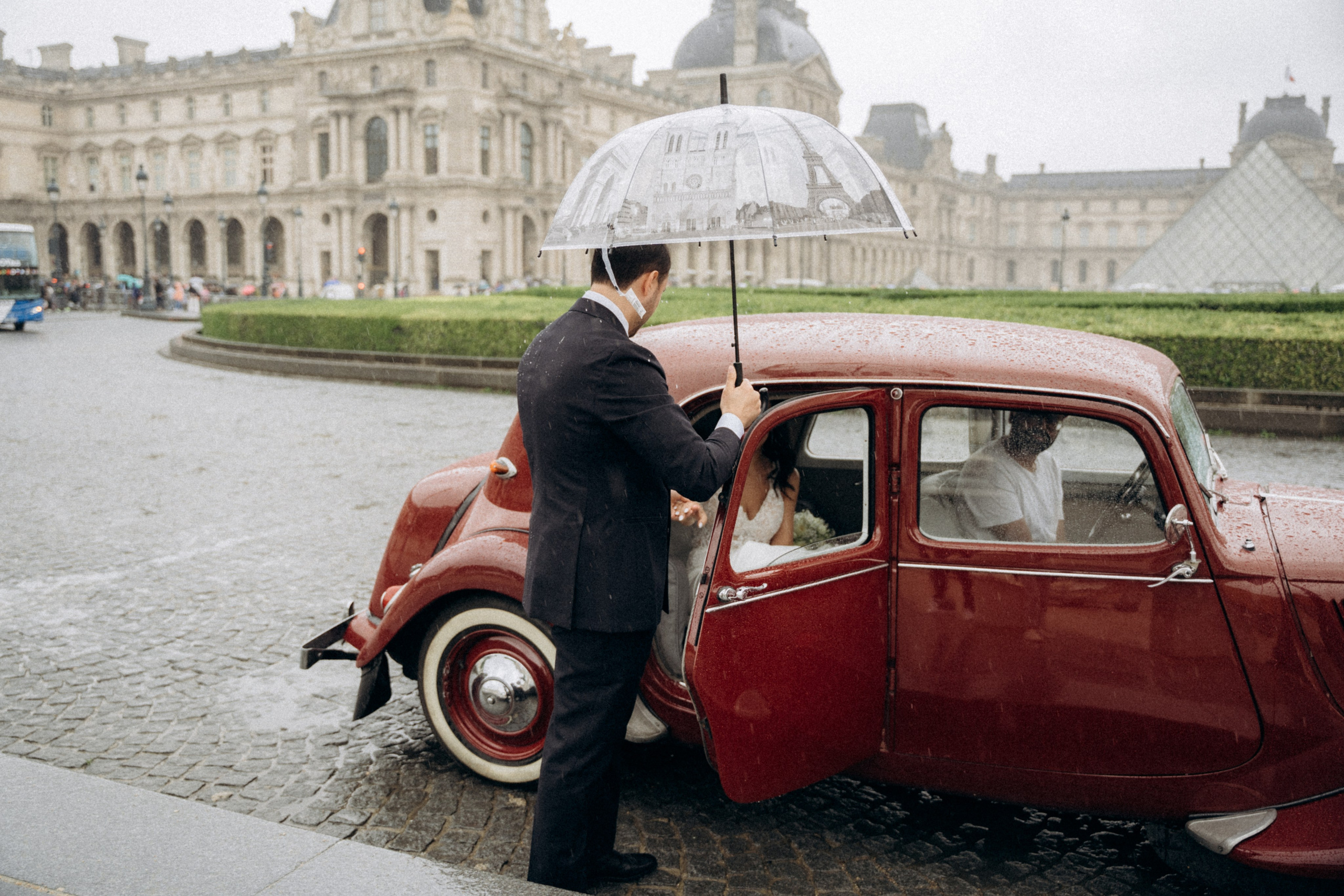 Wedding photo shoot in France_Cabriolet_Paris. Professional photographer in Paris — Shybitska Iryna