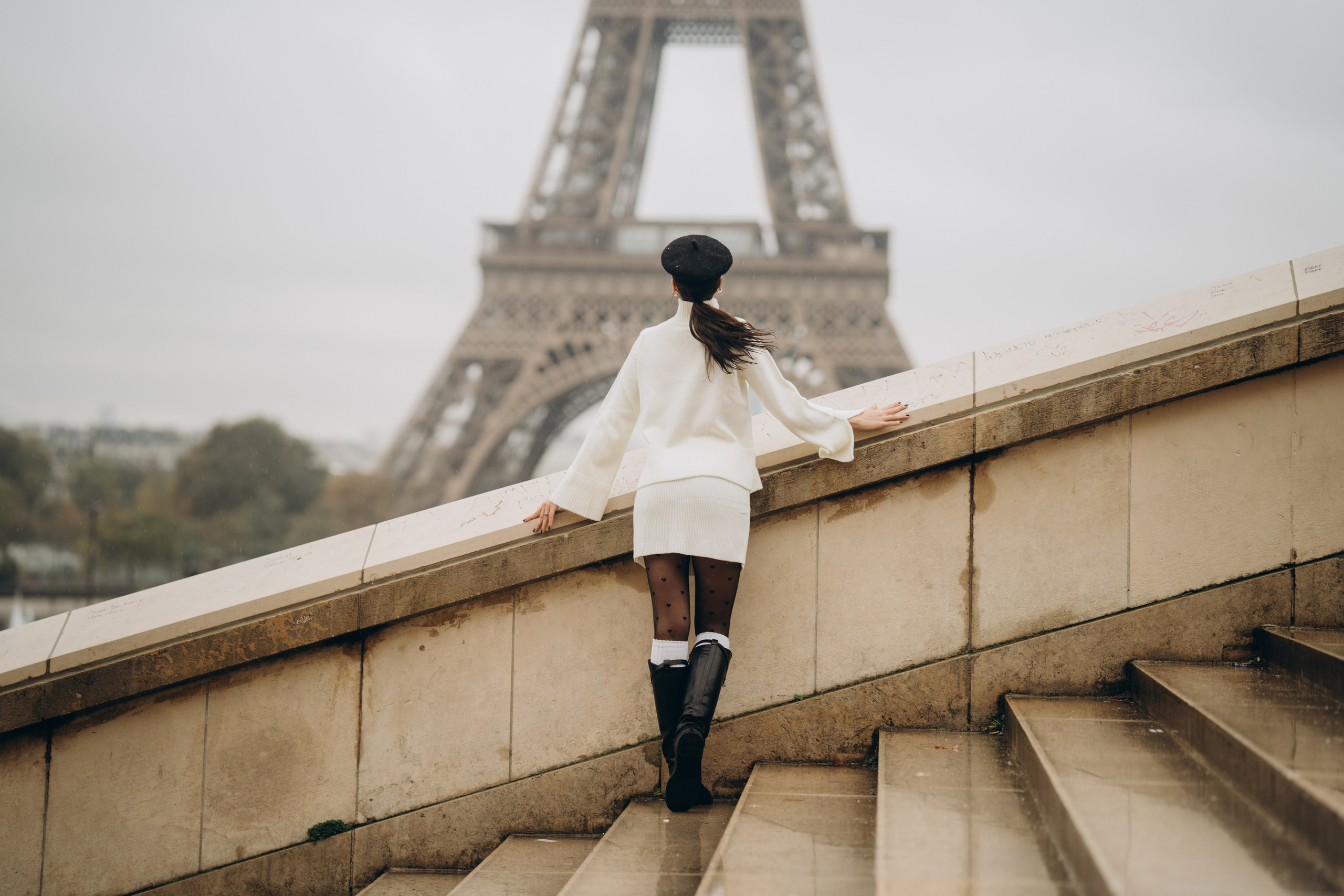 Photo shoot in Paris on a rainy day. Professional photographer in Paris — Shybitska Iryna