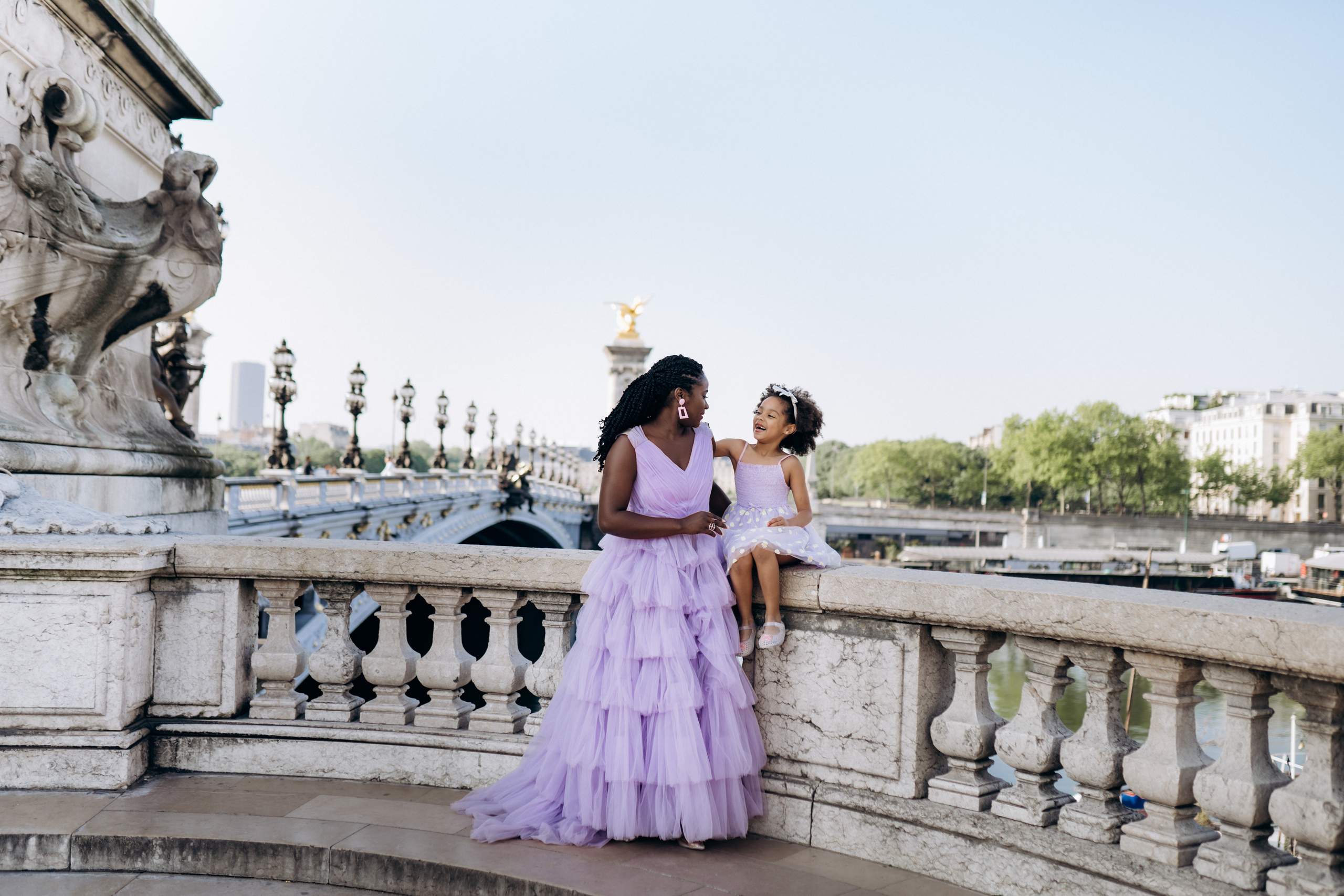 Family photo session in Paris — Louvre — Eiffel Tower. Professional photographer in Paris — Shybitska Iryna