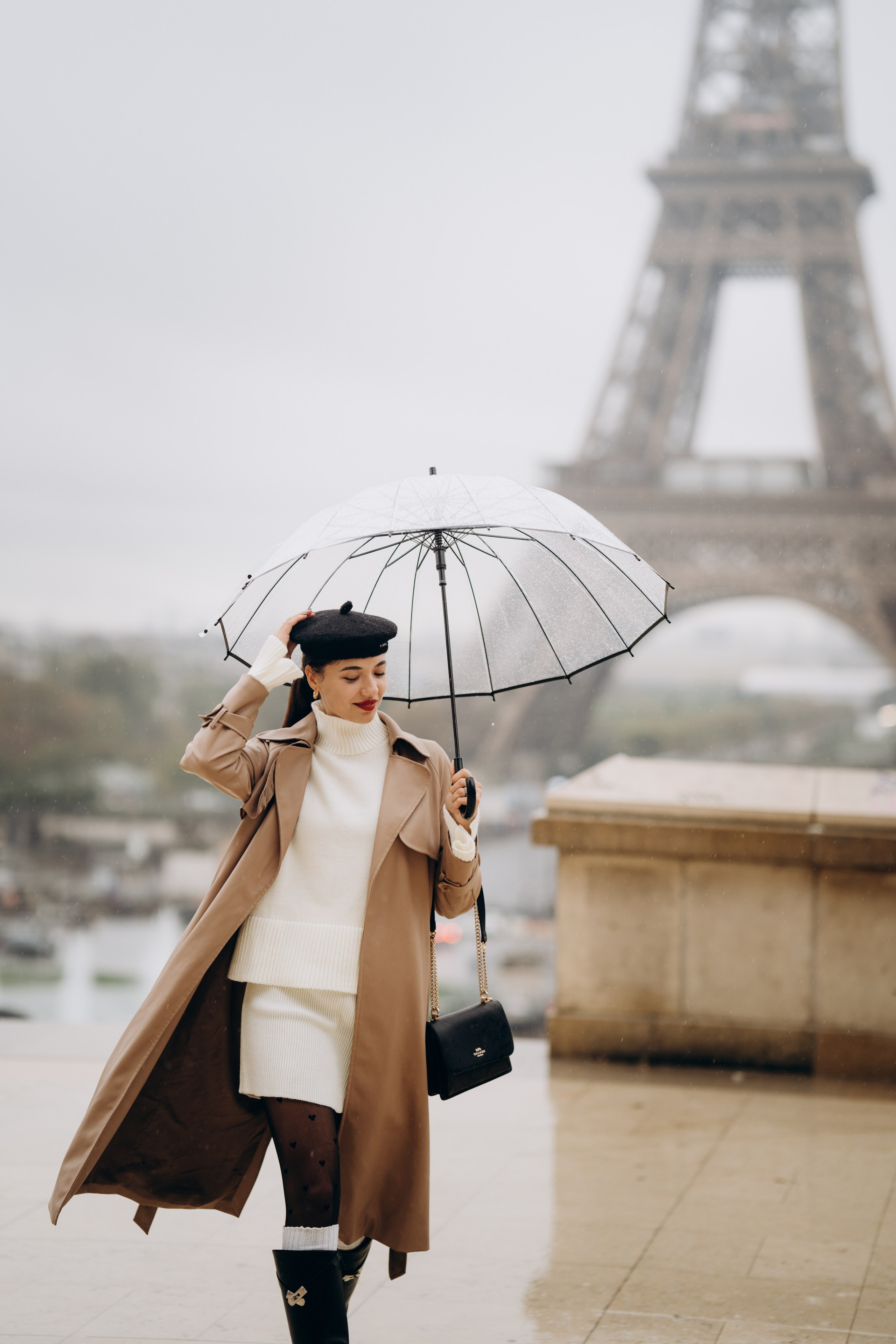 Photo shoot in Paris on a rainy day. Professional photographer in Paris — Shybitska Iryna