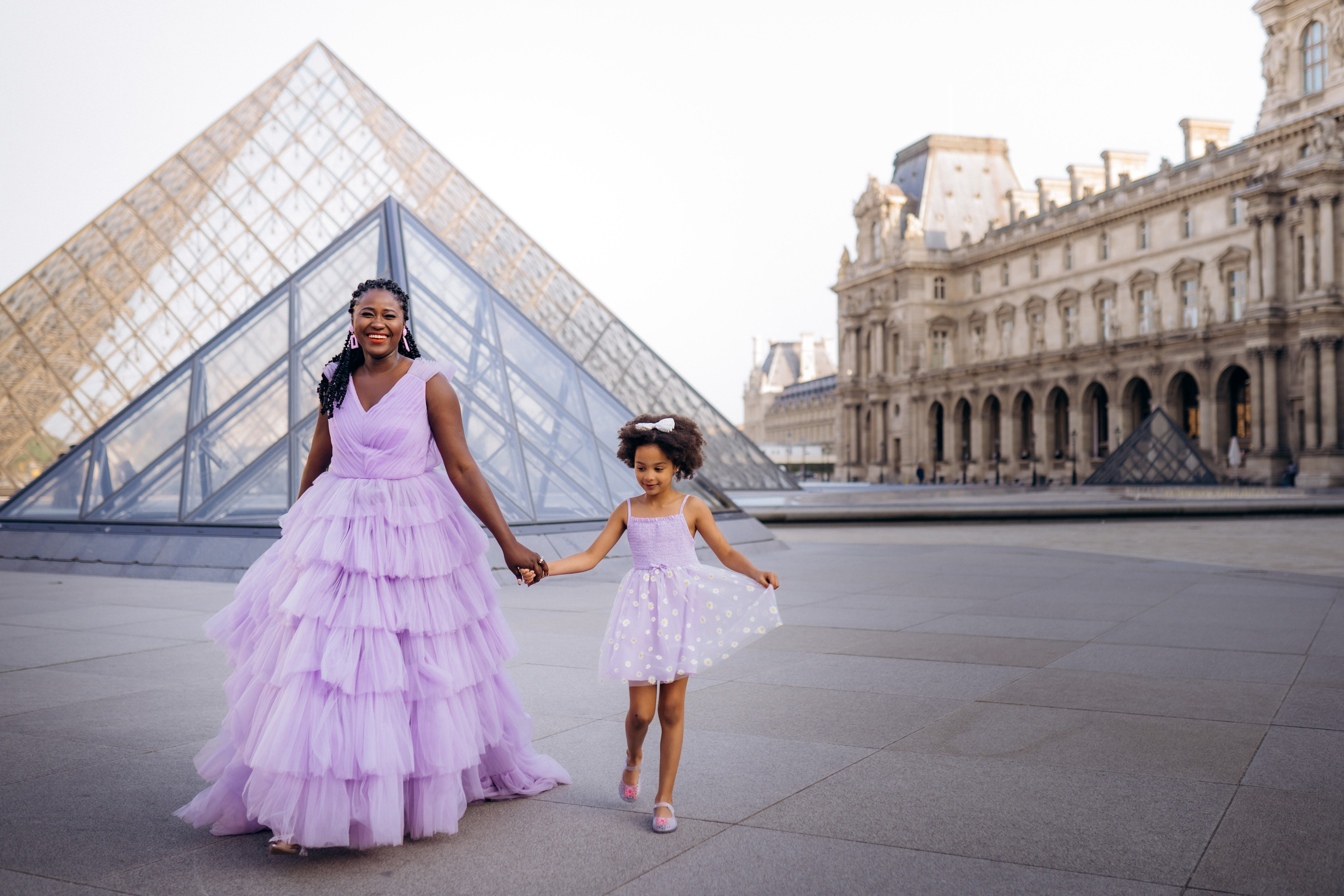 Family photo session in Paris — Louvre — Eiffel Tower. Professional photographer in Paris — Shybitska Iryna