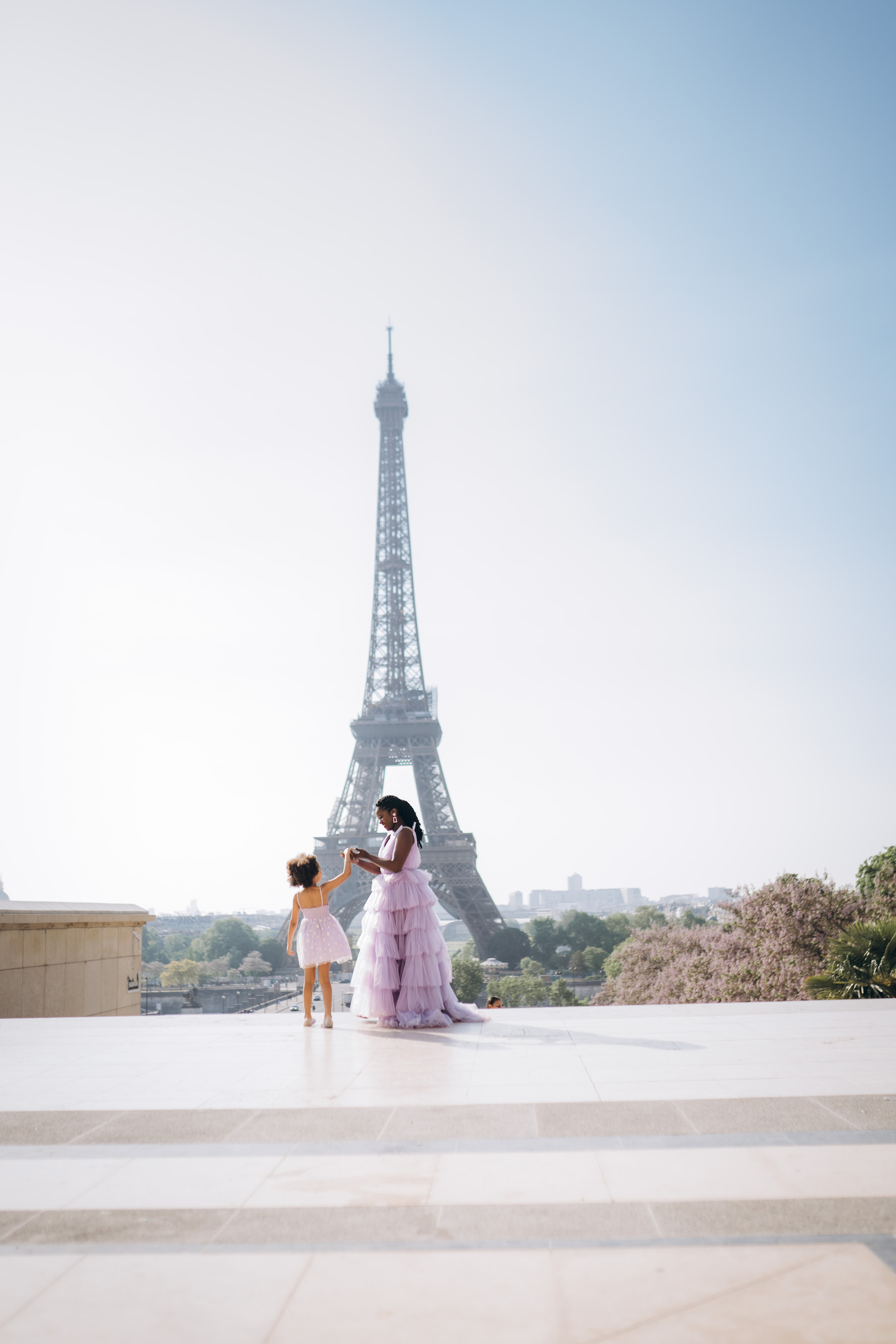Family photo session in Paris — Louvre — Eiffel Tower. Professional photographer in Paris — Shybitska Iryna