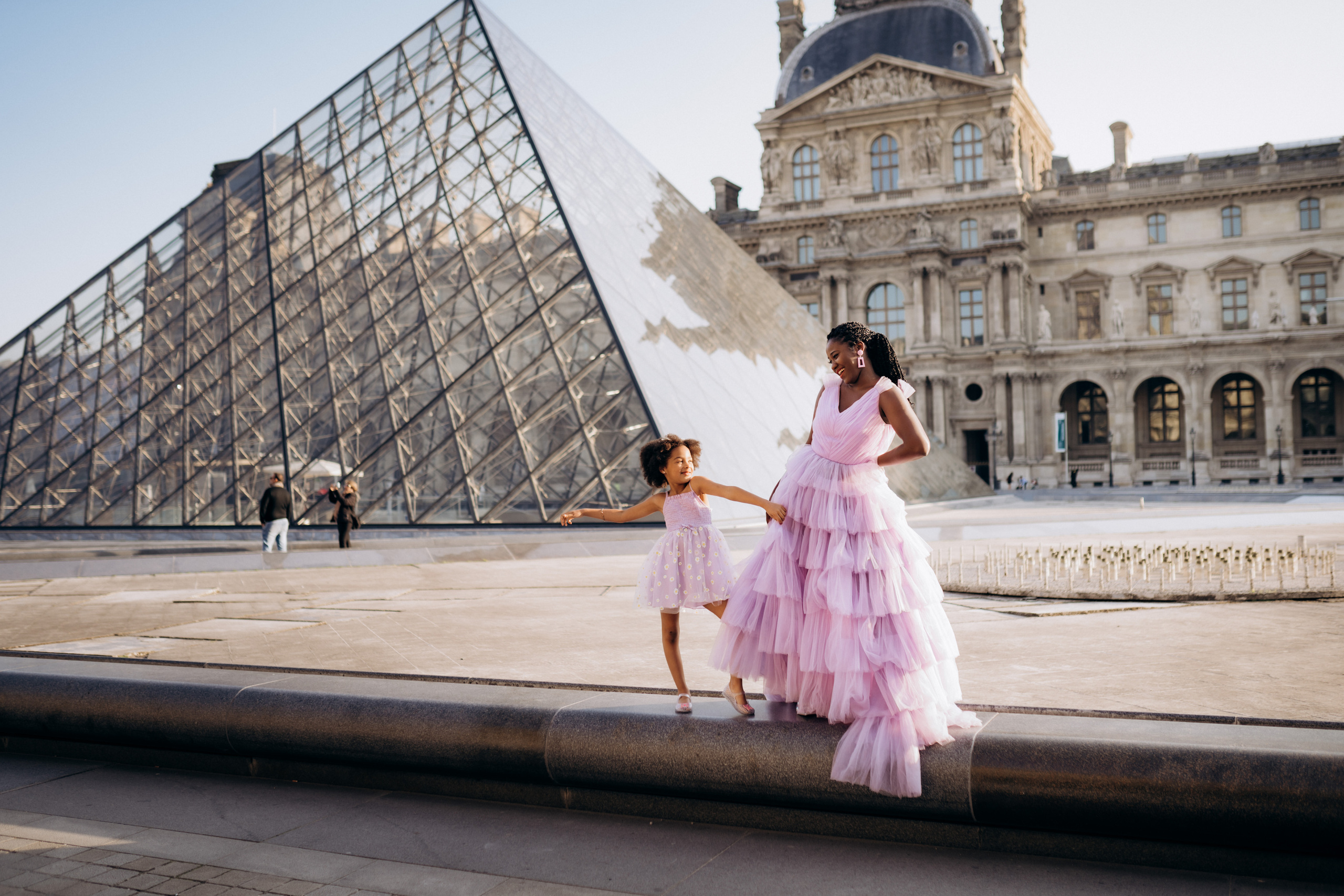 Family photo session in Paris — Louvre — Eiffel Tower. Professional photographer in Paris — Shybitska Iryna