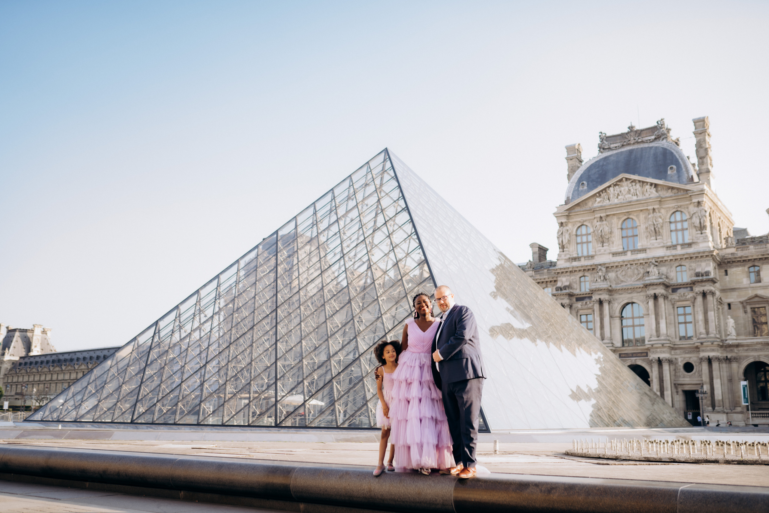 Family photo session in Paris — Louvre — Eiffel Tower. Professional photographer in Paris — Shybitska Iryna