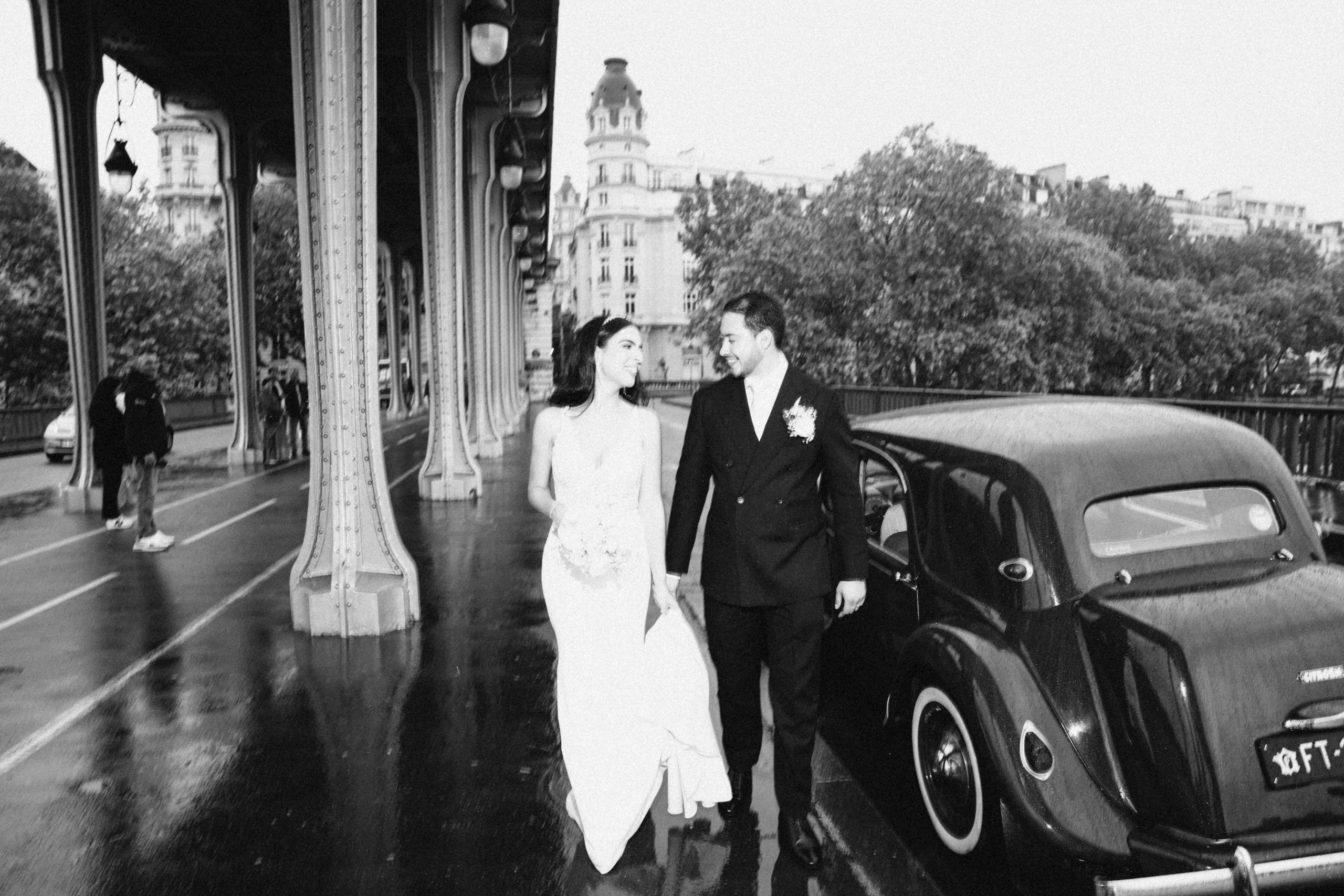 Wedding photo shoot in France_Cabriolet_Paris. Professional photographer in Paris — Shybitska Iryna