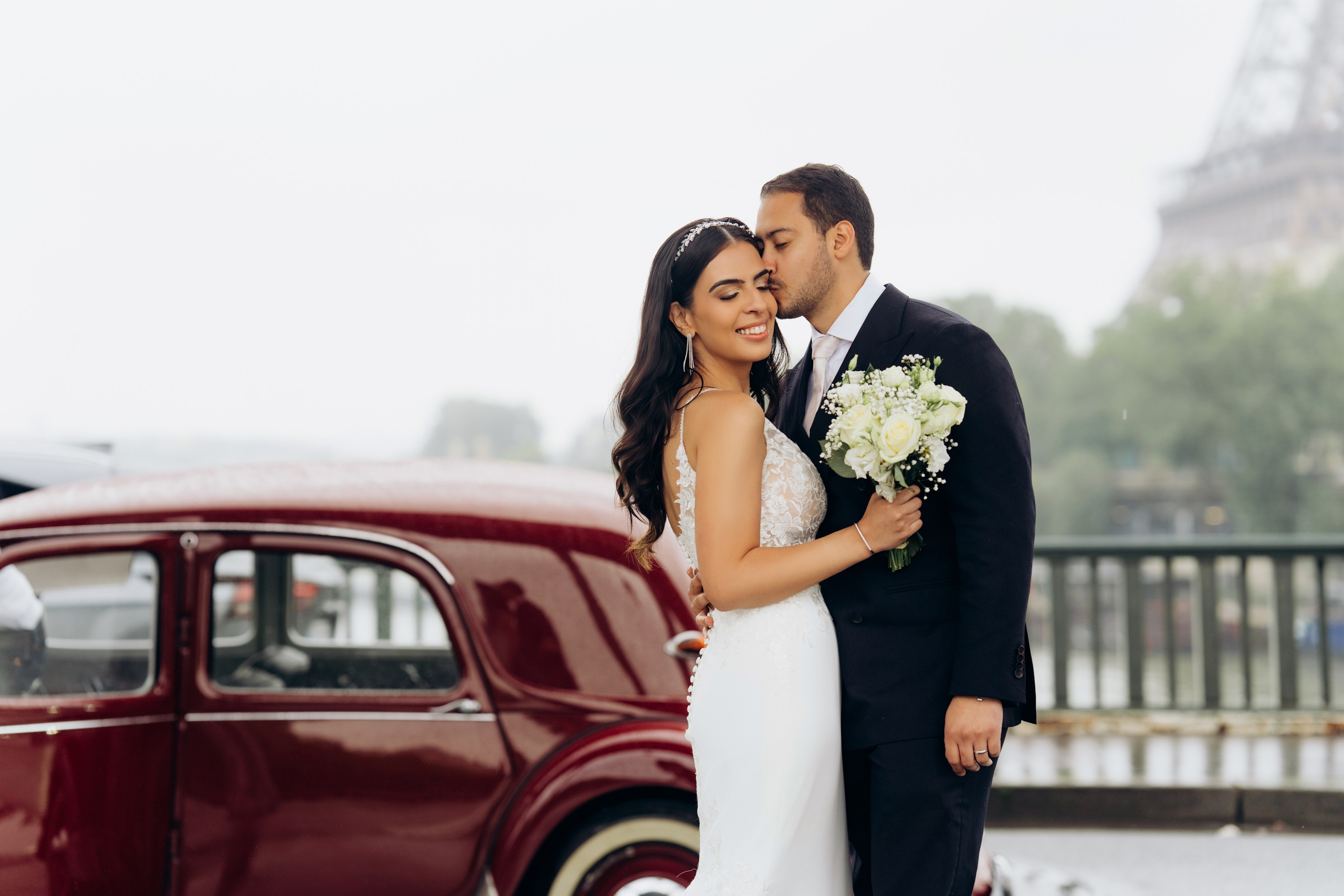 Wedding photo shoot in France_Cabriolet_Paris. Professional photographer in Paris — Shybitska Iryna