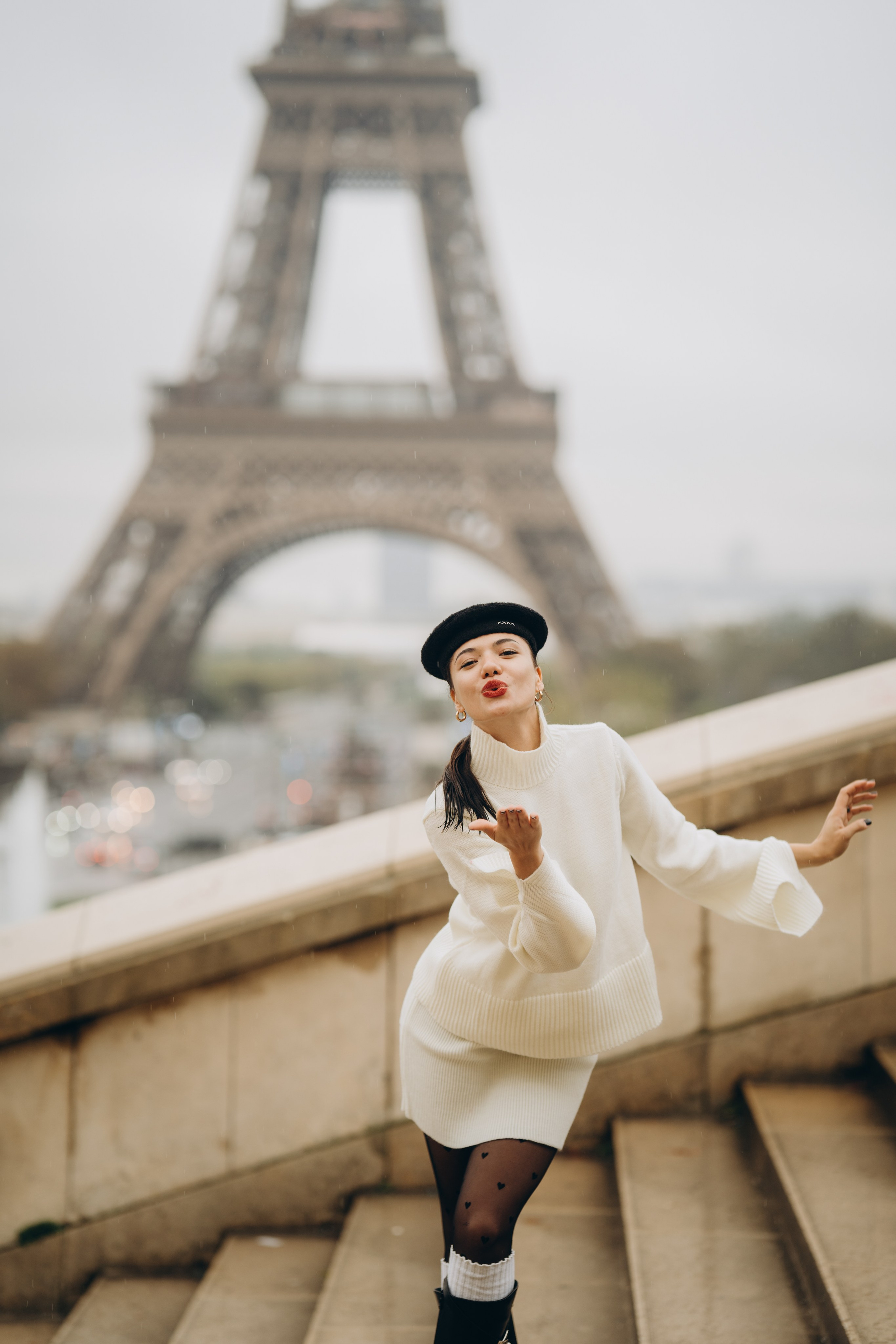 Photo shoot in Paris on a rainy day. Professional photographer in Paris — Shybitska Iryna