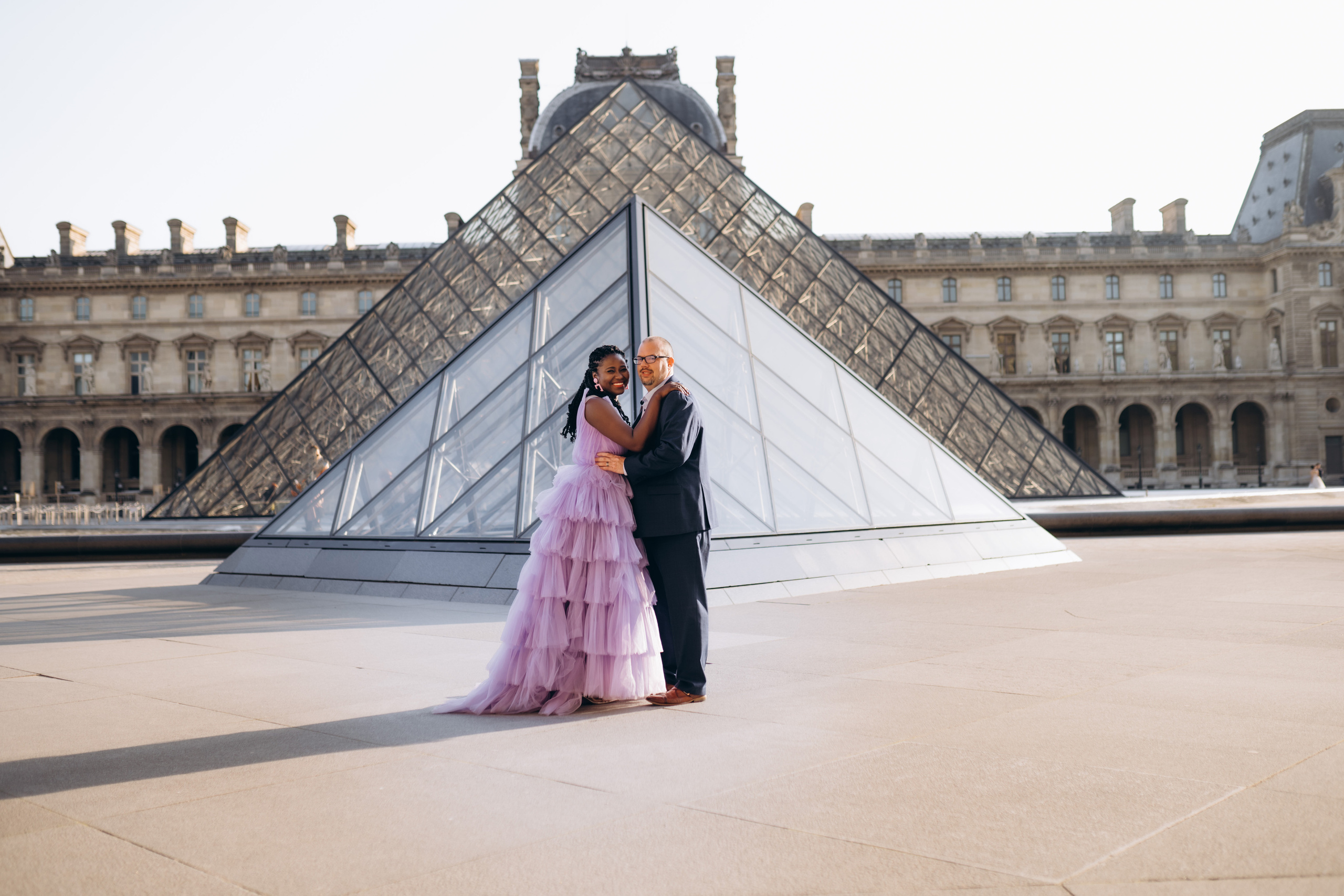 Family photo session in Paris — Louvre — Eiffel Tower. Professional photographer in Paris — Shybitska Iryna