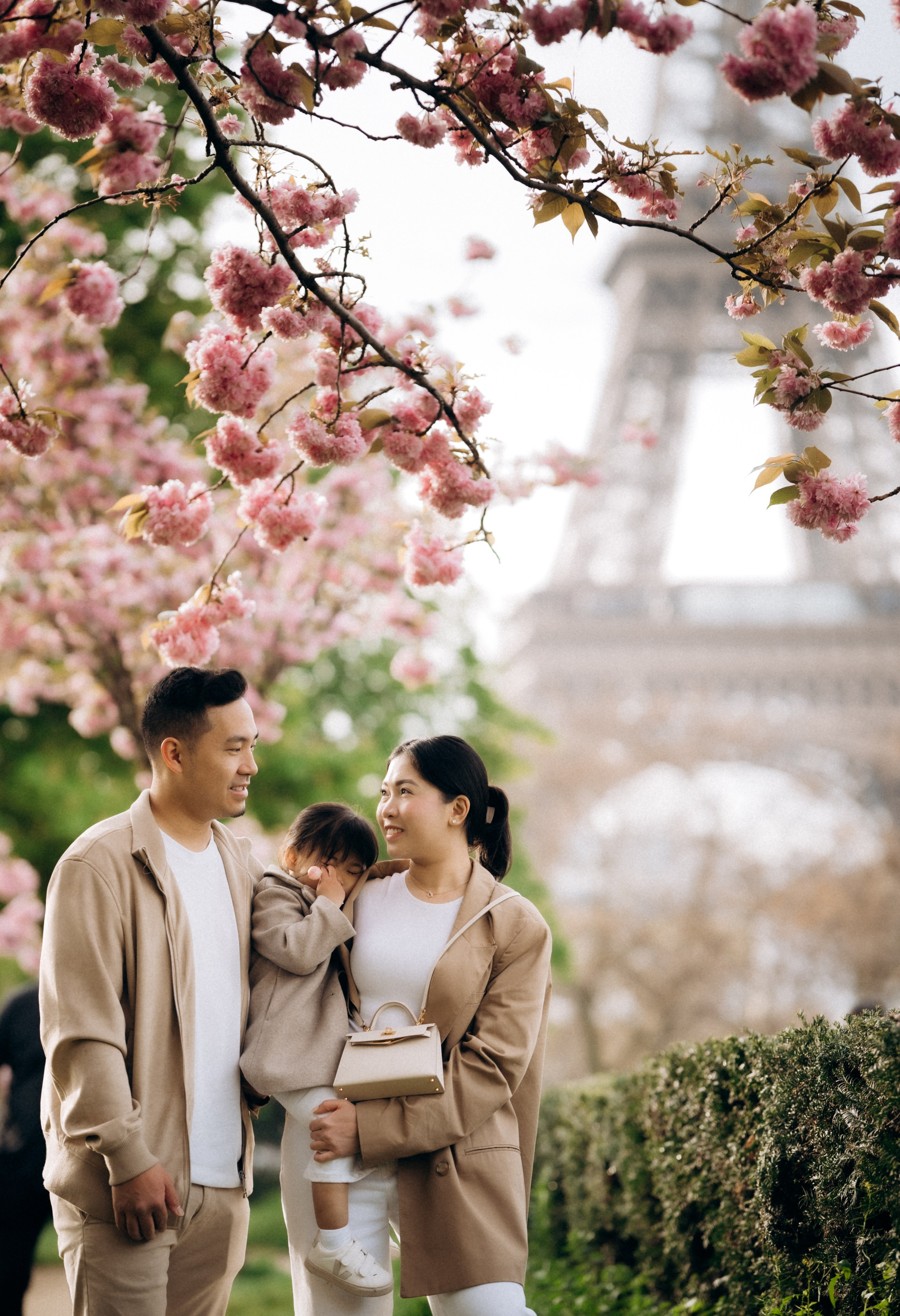 Family photo shoot. Paris. Professional photographer in Paris — Shybitska Iryna