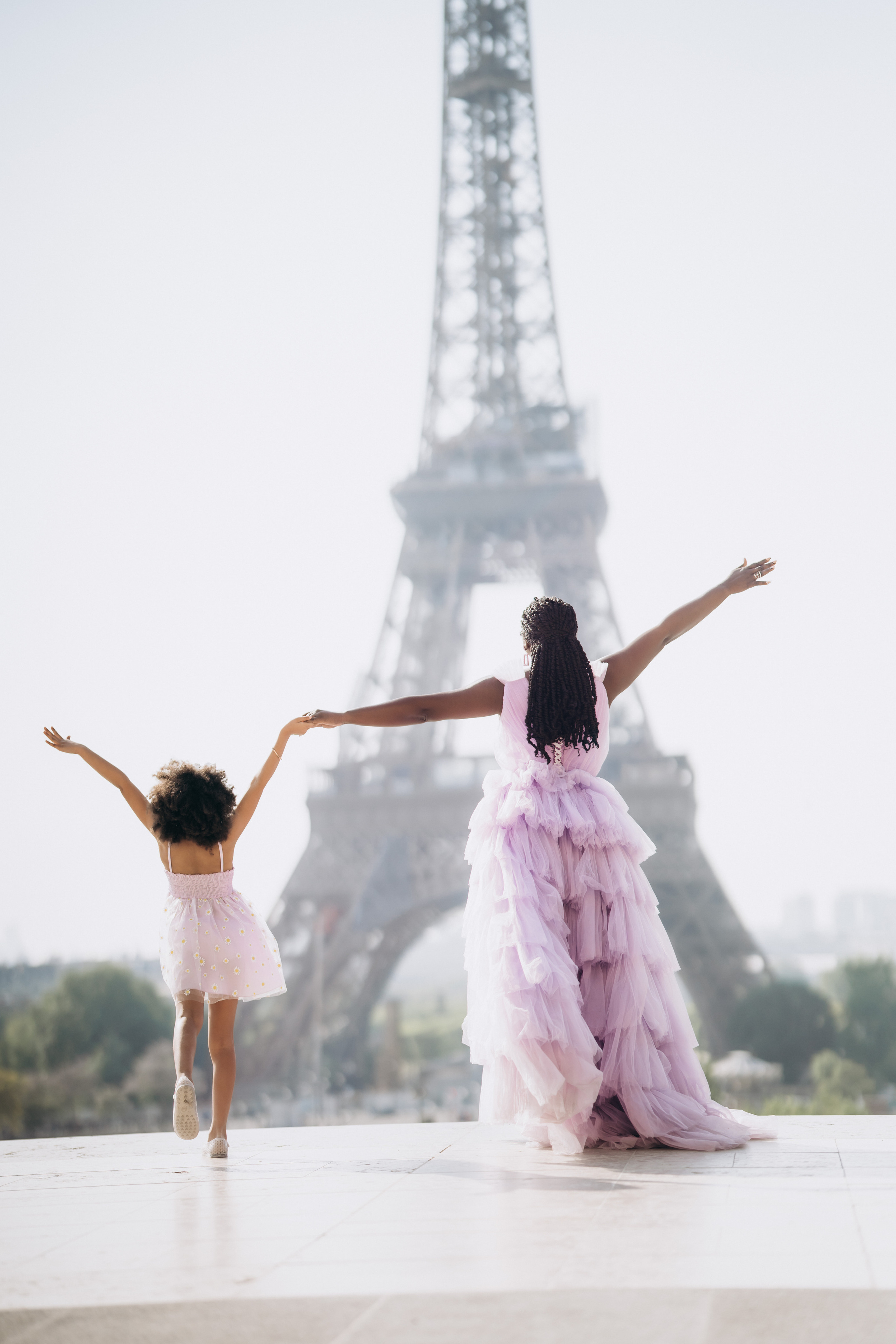 Family photo session in Paris — Louvre — Eiffel Tower. Professional photographer in Paris — Shybitska Iryna