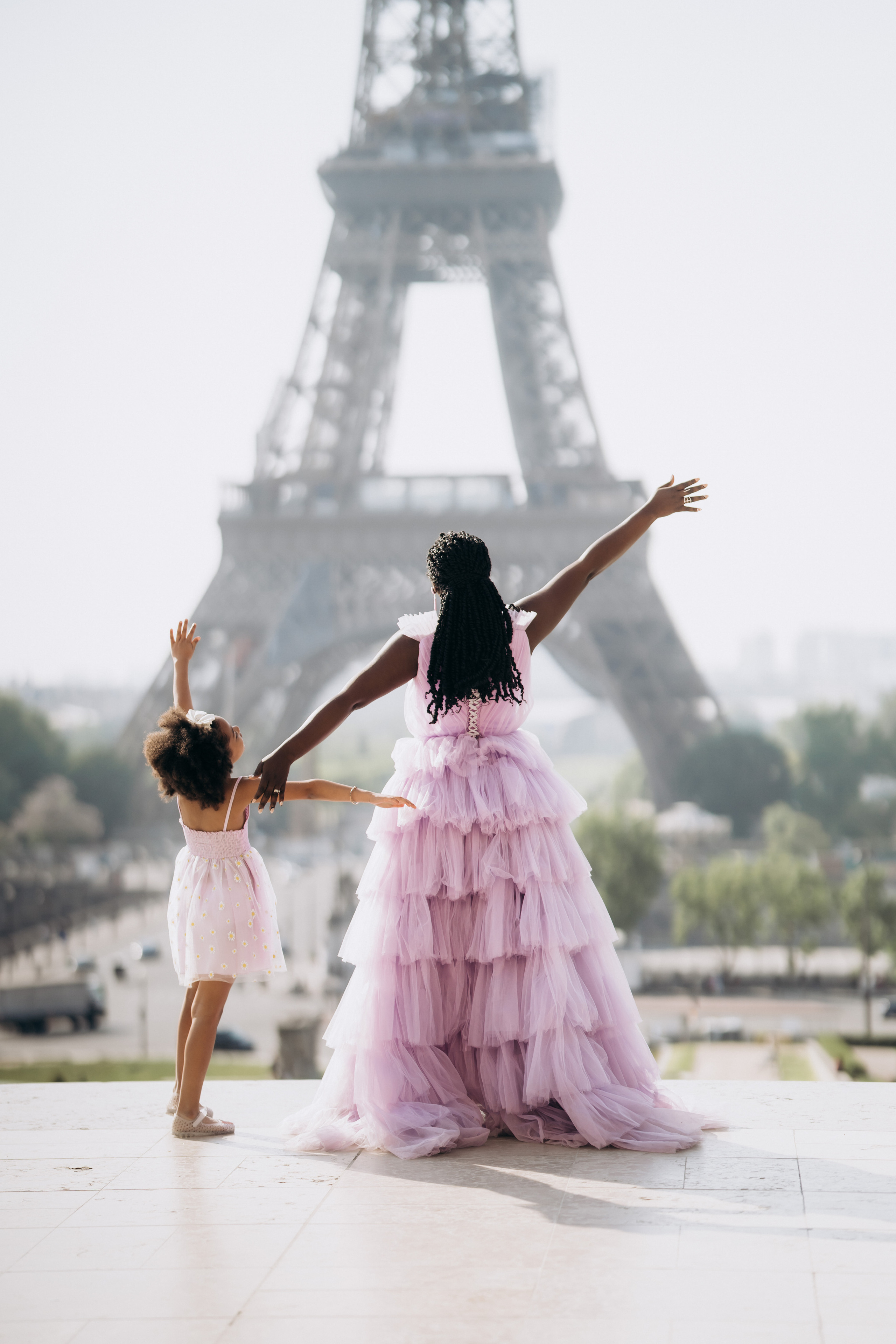 Family photo session in Paris — Louvre — Eiffel Tower. Professional photographer in Paris — Shybitska Iryna