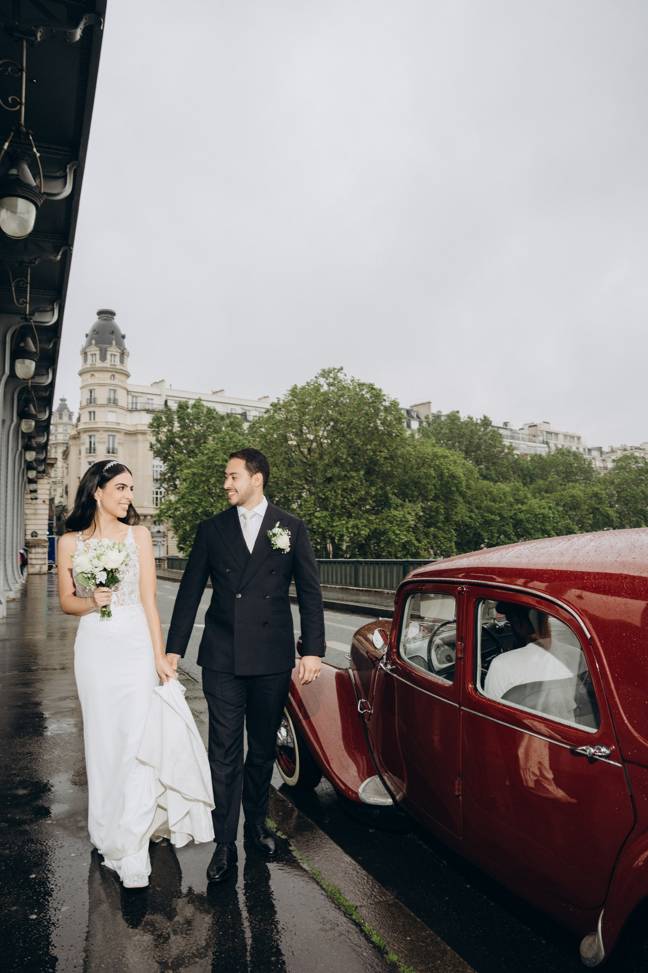 Wedding photo shoot in France_Cabriolet_Paris. Professional photographer in Paris — Shybitska Iryna
