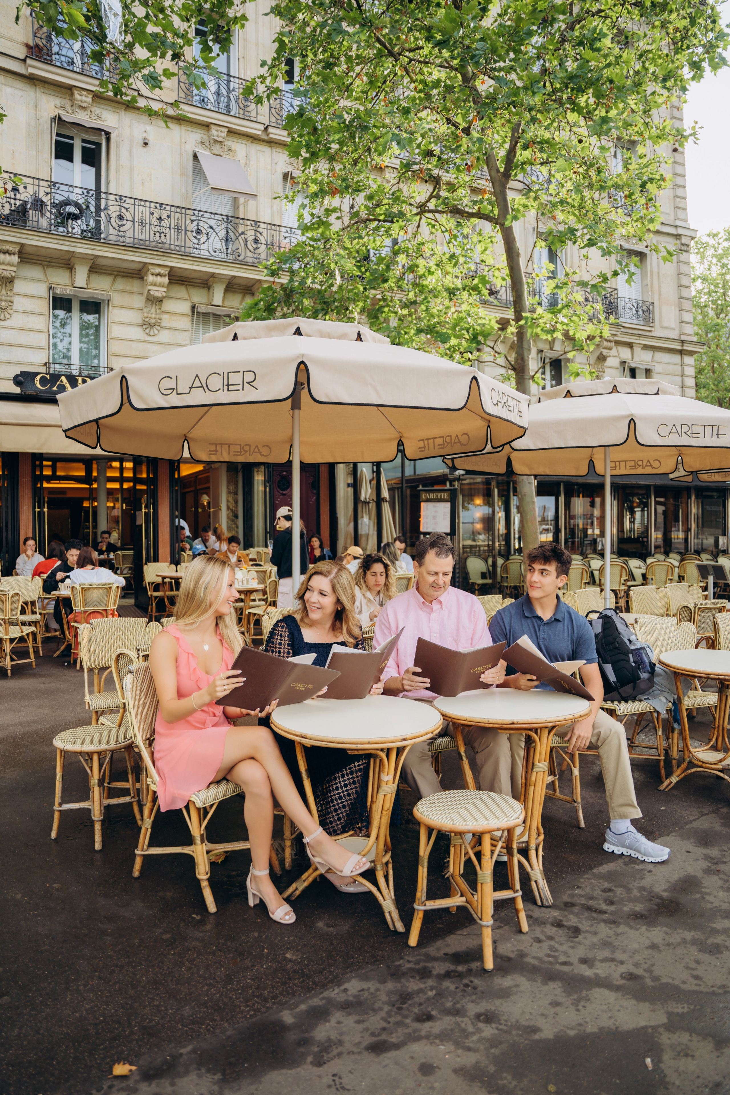Family photo shoot. Paris. Professional photographer in Paris — Shybitska Iryna
