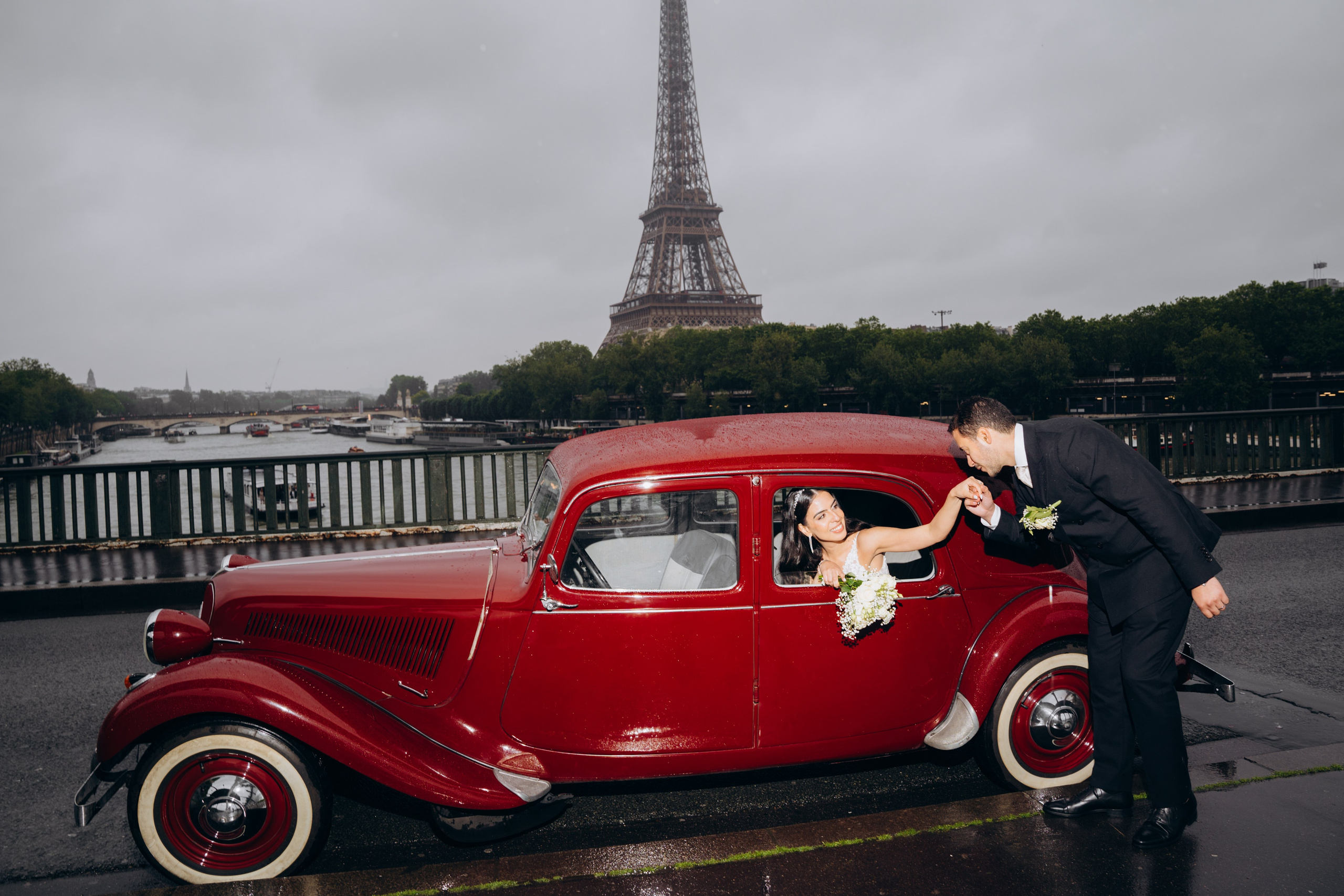 Wedding photo shoot in France_Cabriolet_Paris. Professional photographer in Paris — Shybitska Iryna