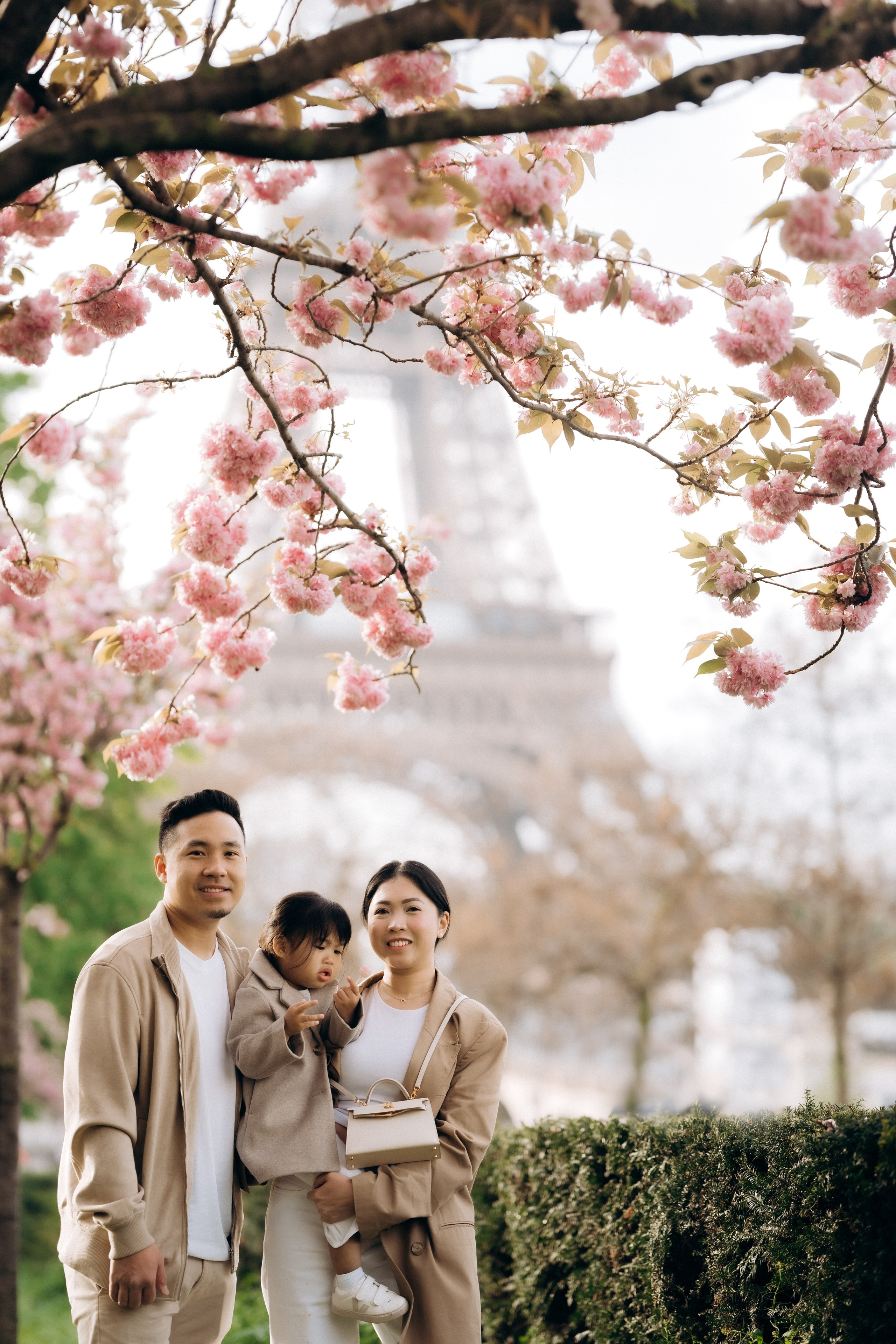 Family photo shoot. Paris. Professional photographer in Paris — Shybitska Iryna