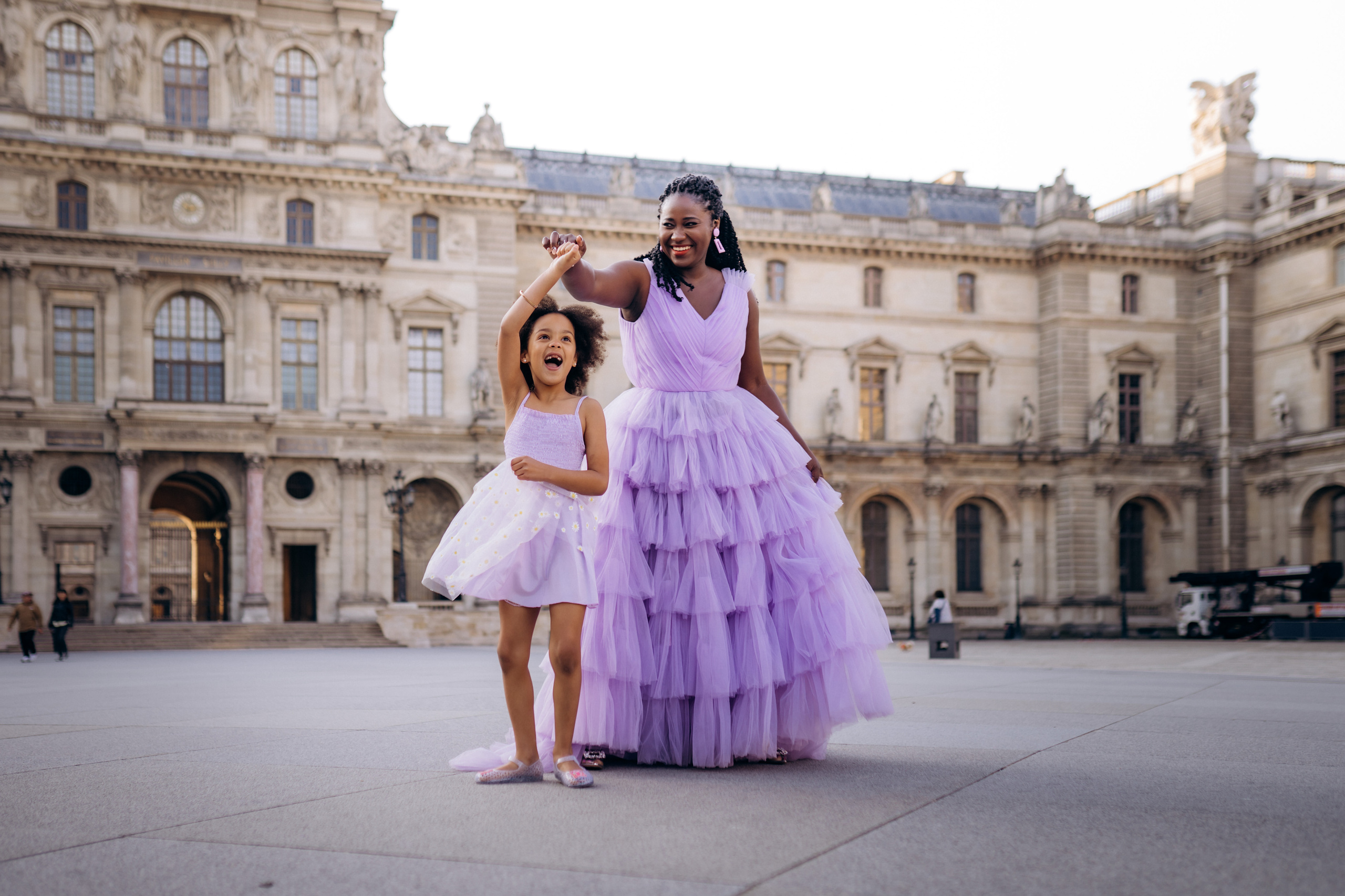 Family photo session in Paris — Louvre — Eiffel Tower. Professional photographer in Paris — Shybitska Iryna