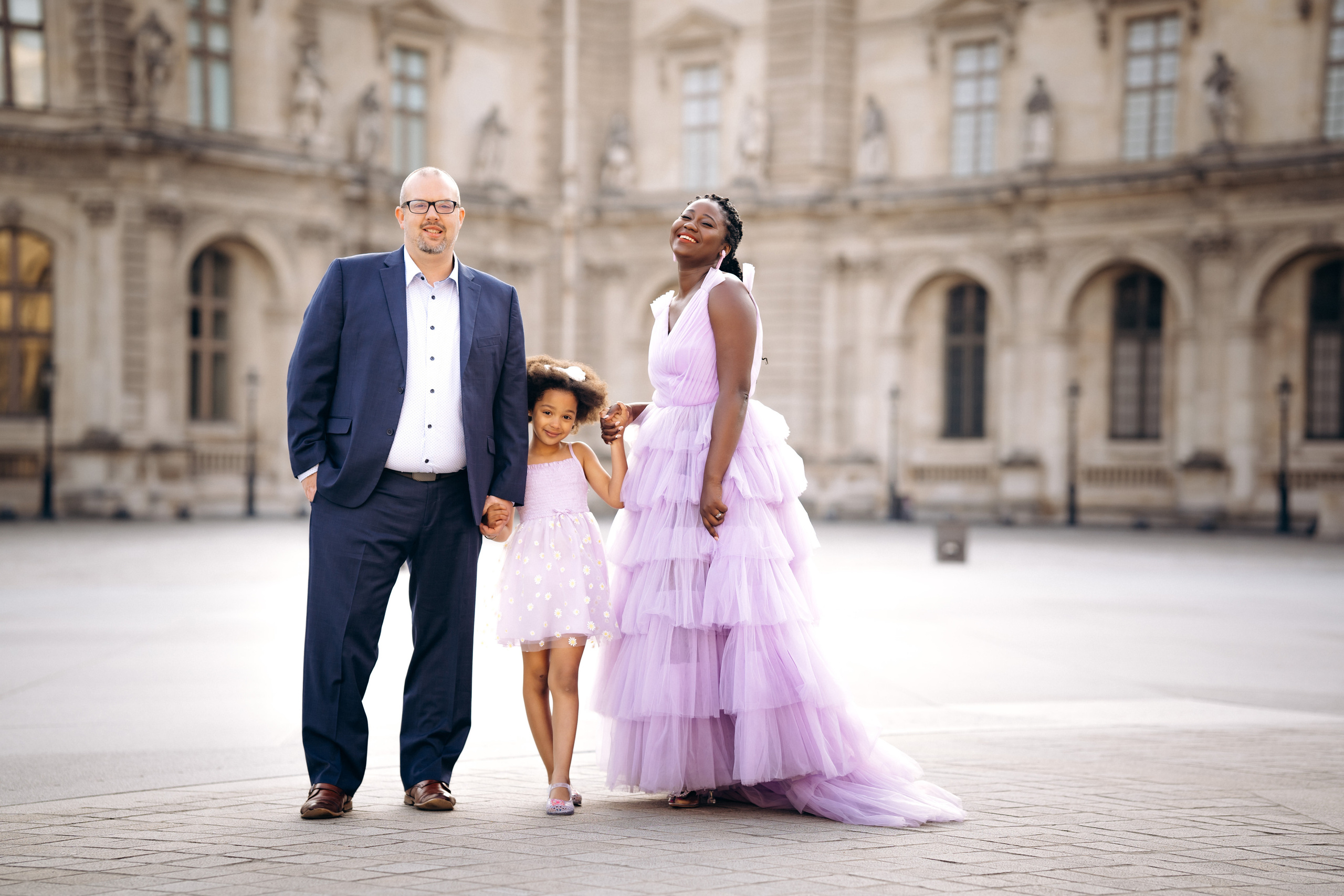 Family photo session in Paris — Louvre — Eiffel Tower. Professional photographer in Paris — Shybitska Iryna